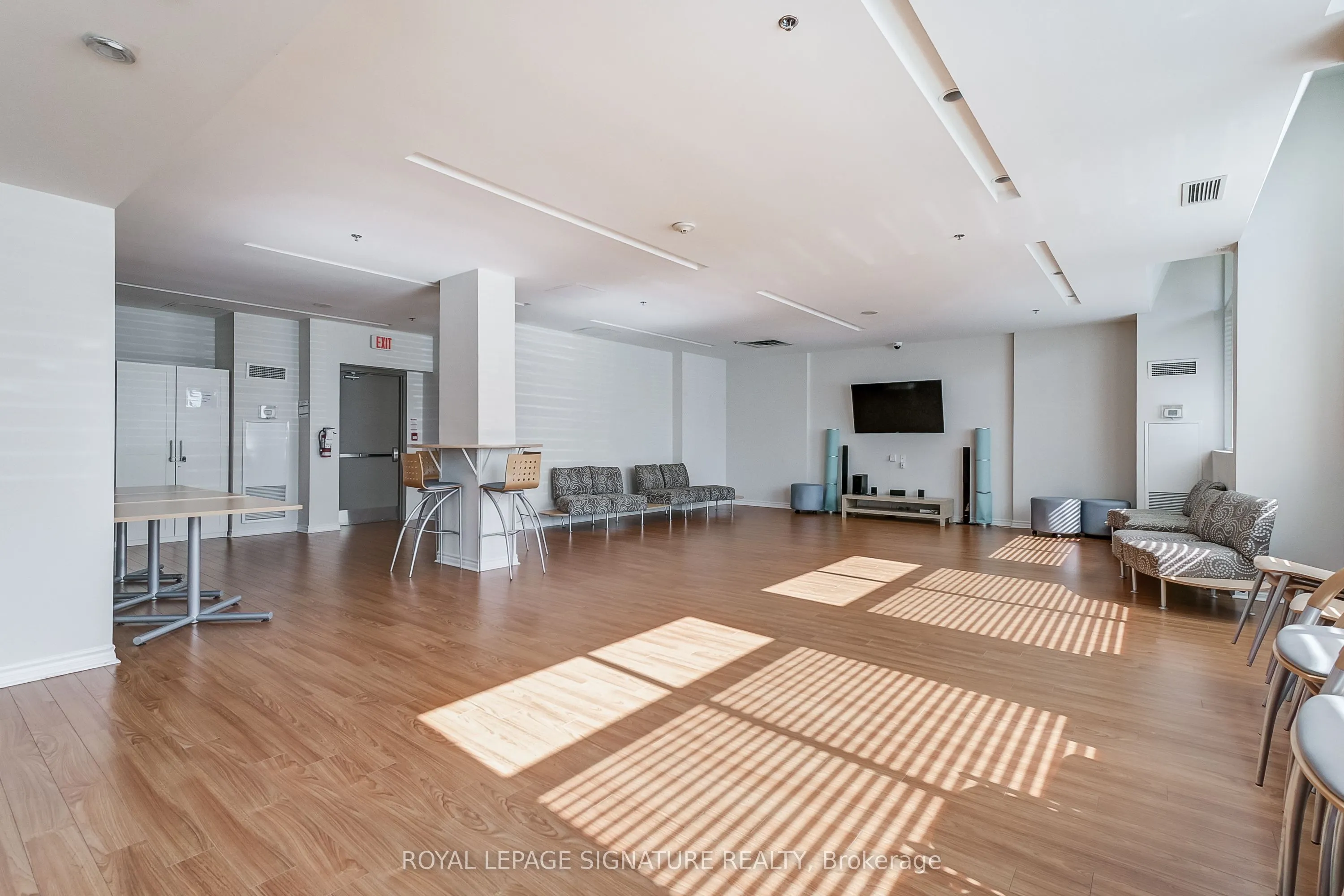 3865 Lake Shore Boulevard W, #320