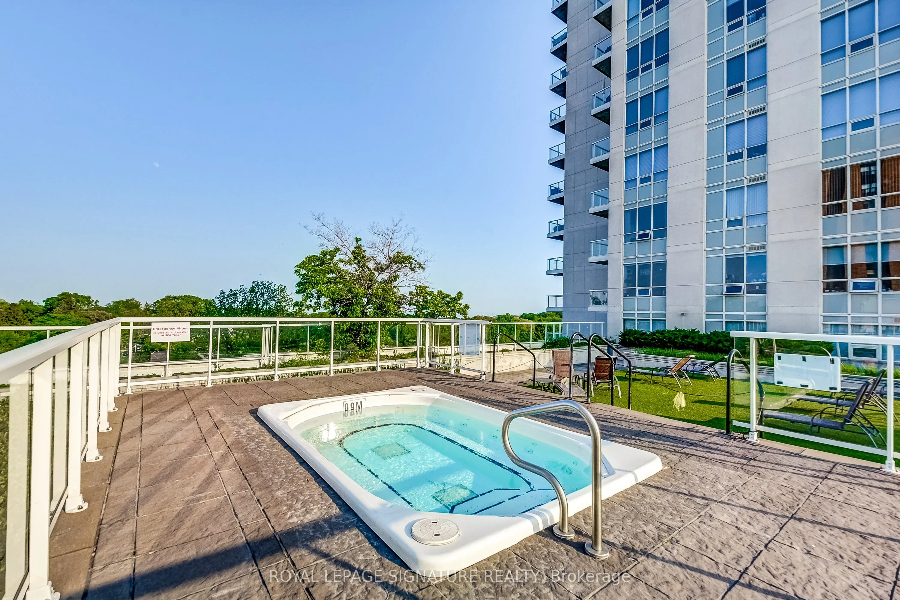3865 Lake Shore Boulevard W, #320