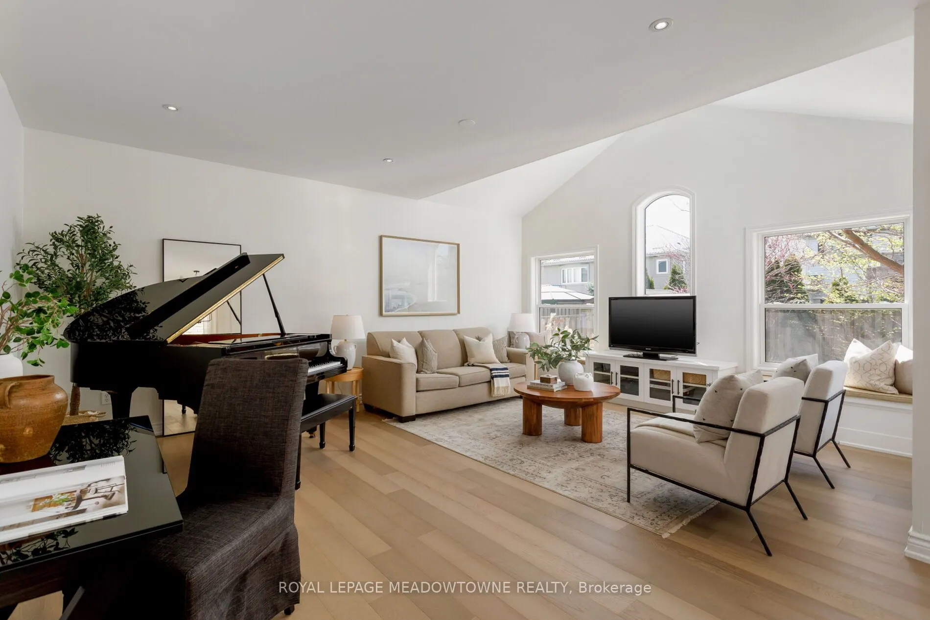 1083 Easterbrook Crescent