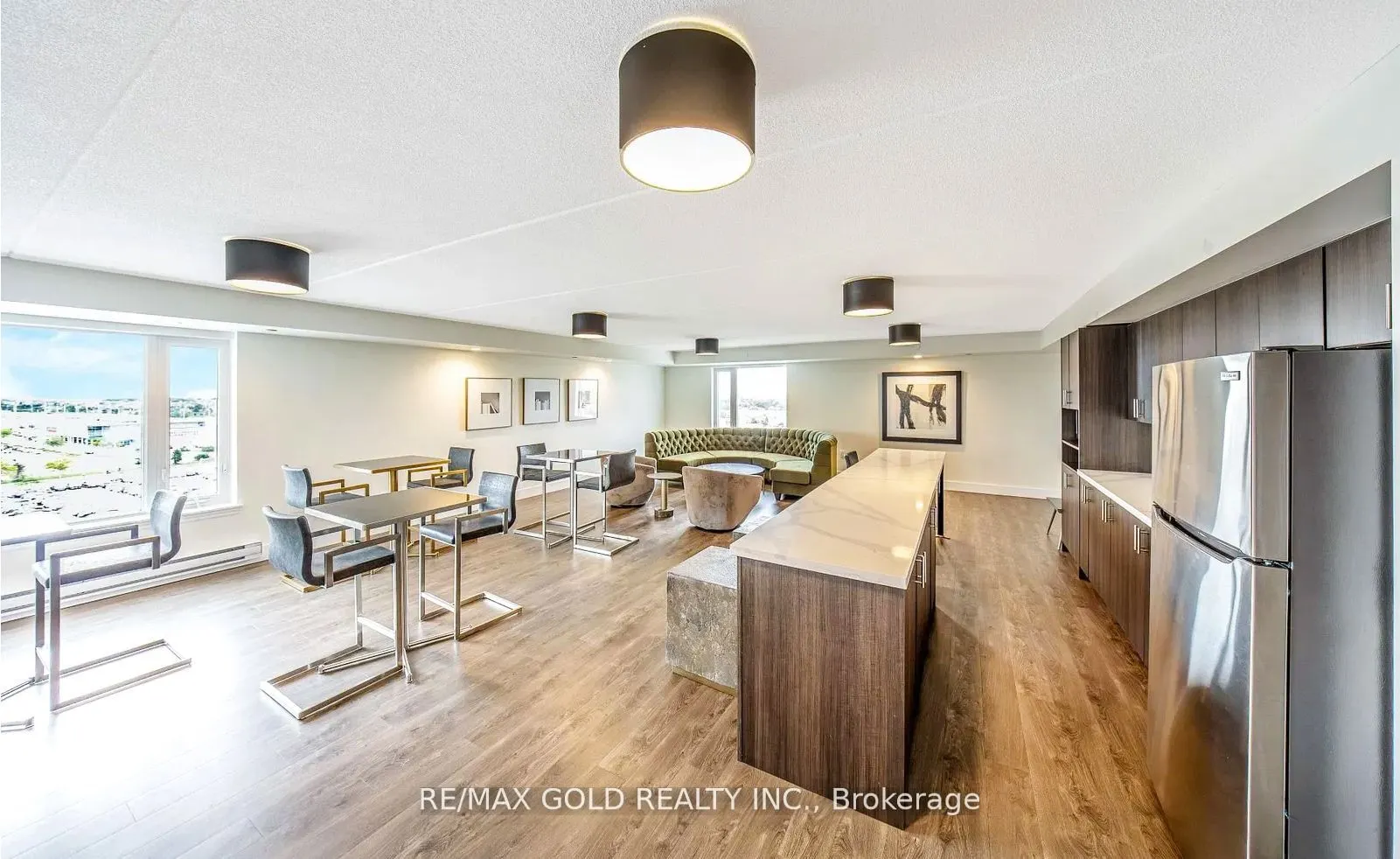716 Main Street E, #807