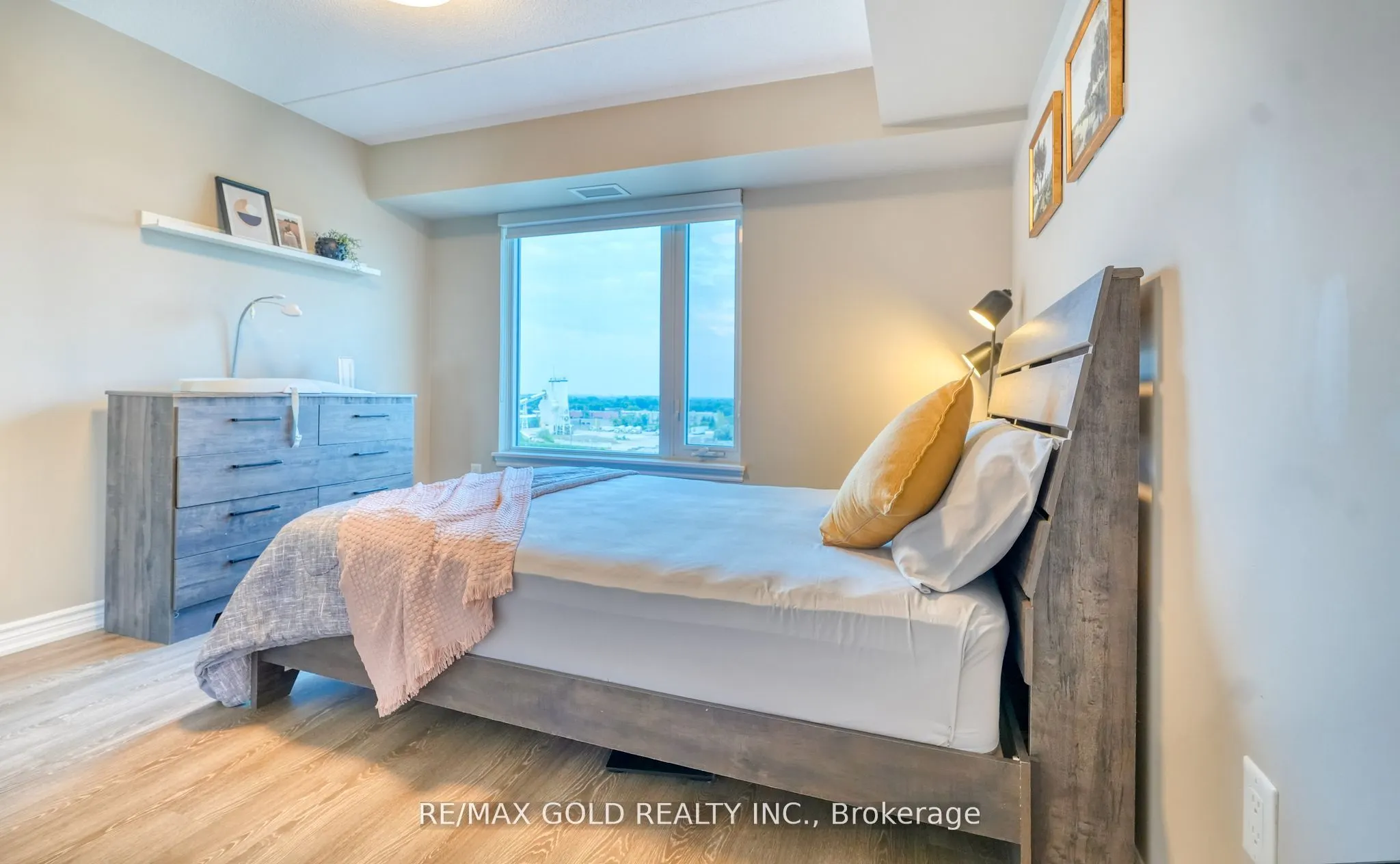 716 Main Street E, #807