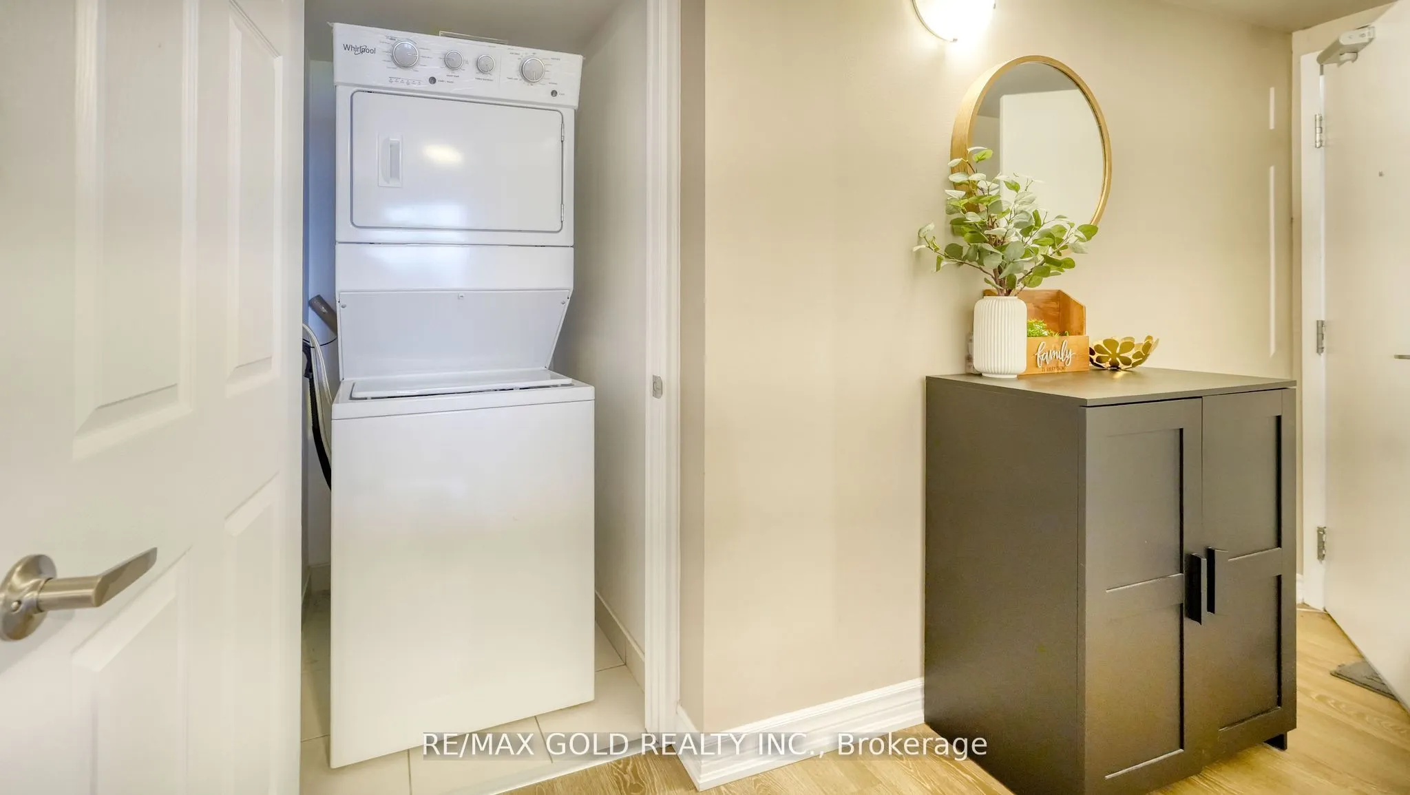 716 Main Street E, #807