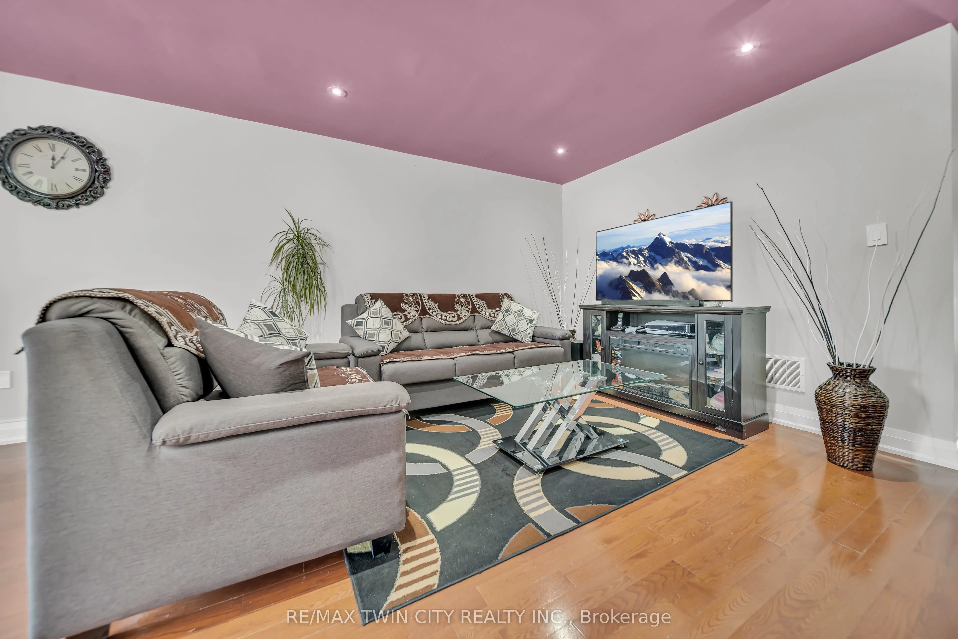 562 Orange Walk Crescent
