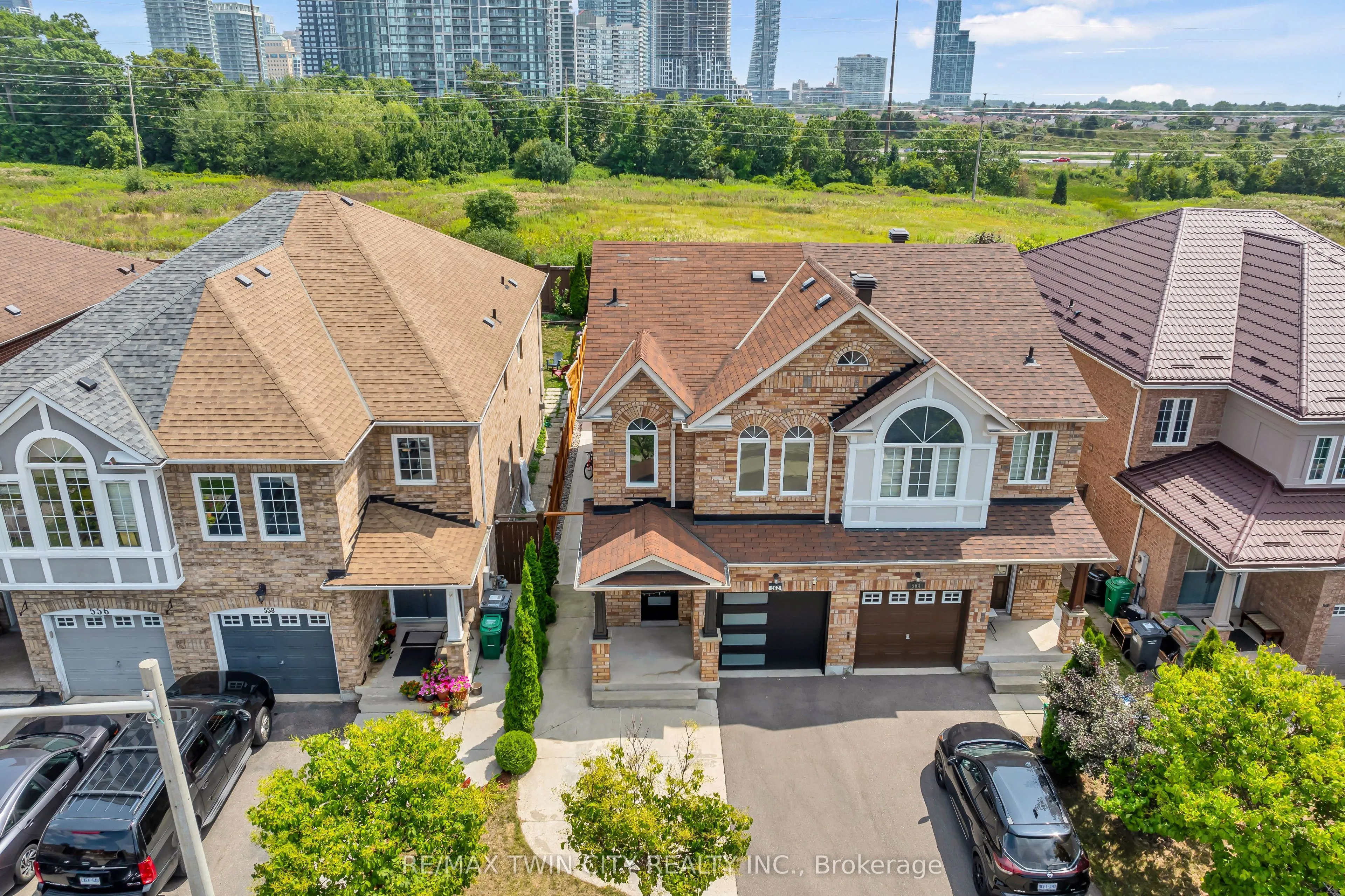 562 Orange Walk Crescent