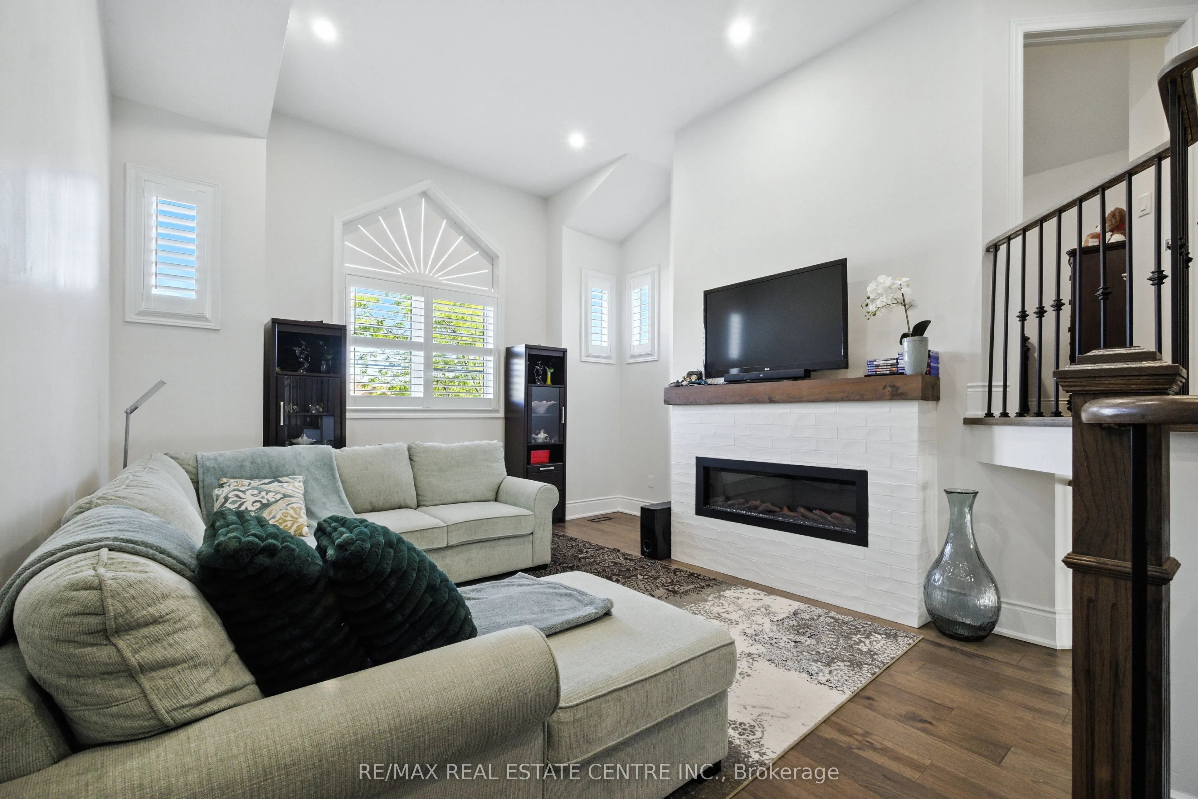 2 Bramoak Crescent