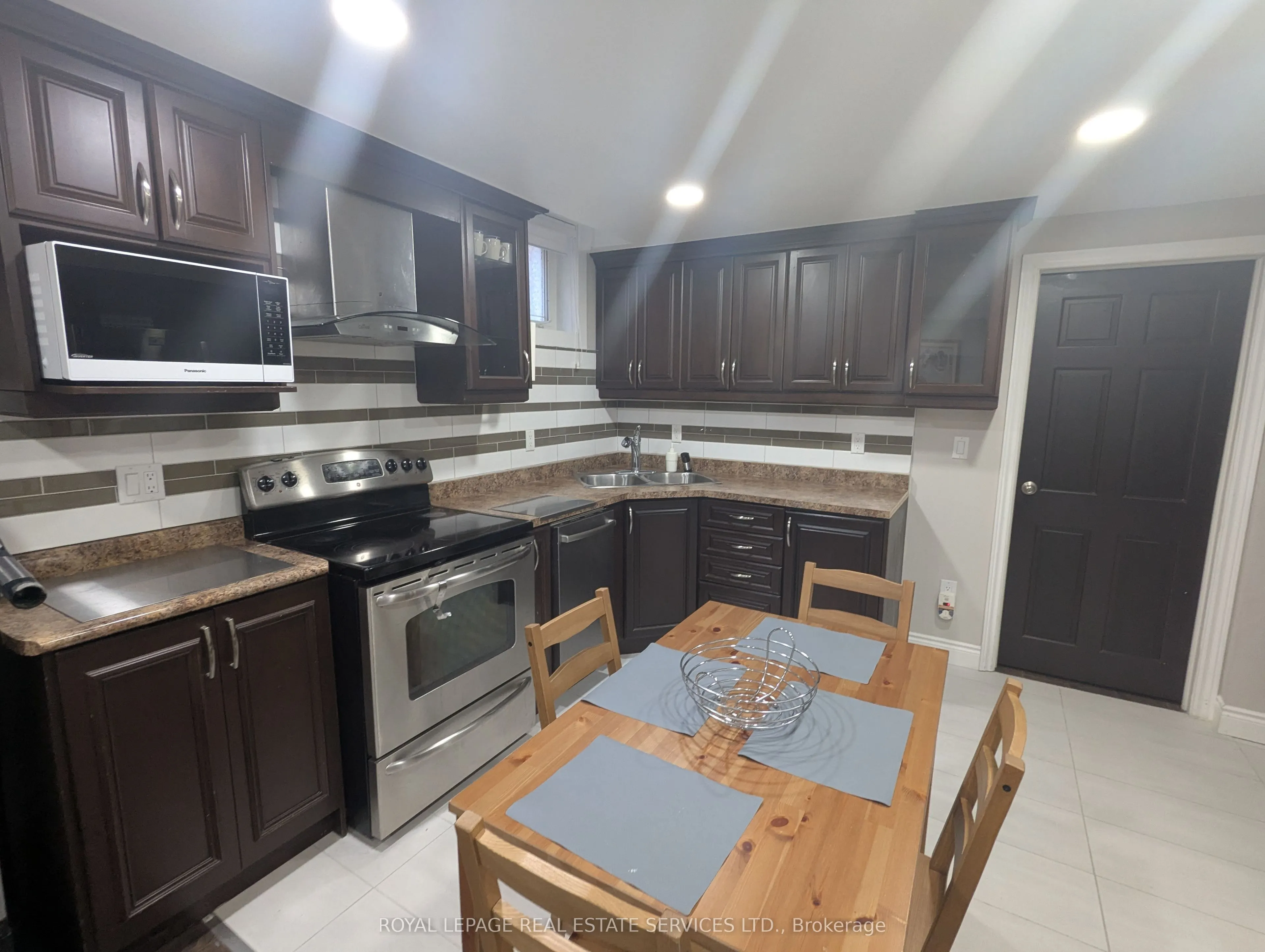 6057 Leeside Crescent, #Basement