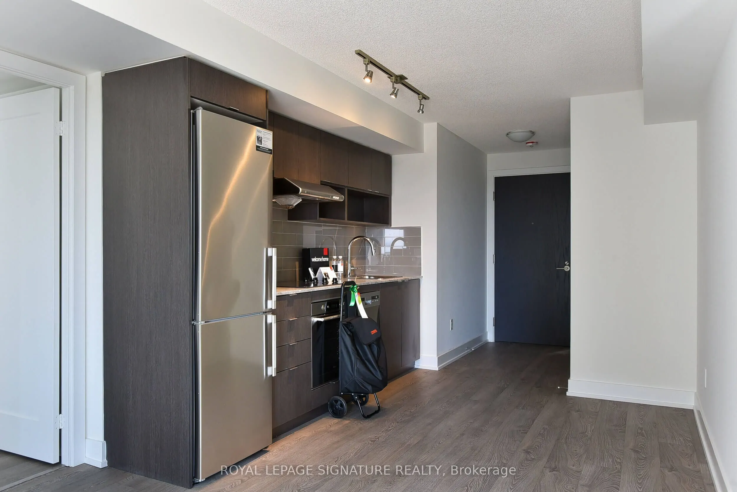 7 Mabelle Avenue, #1910