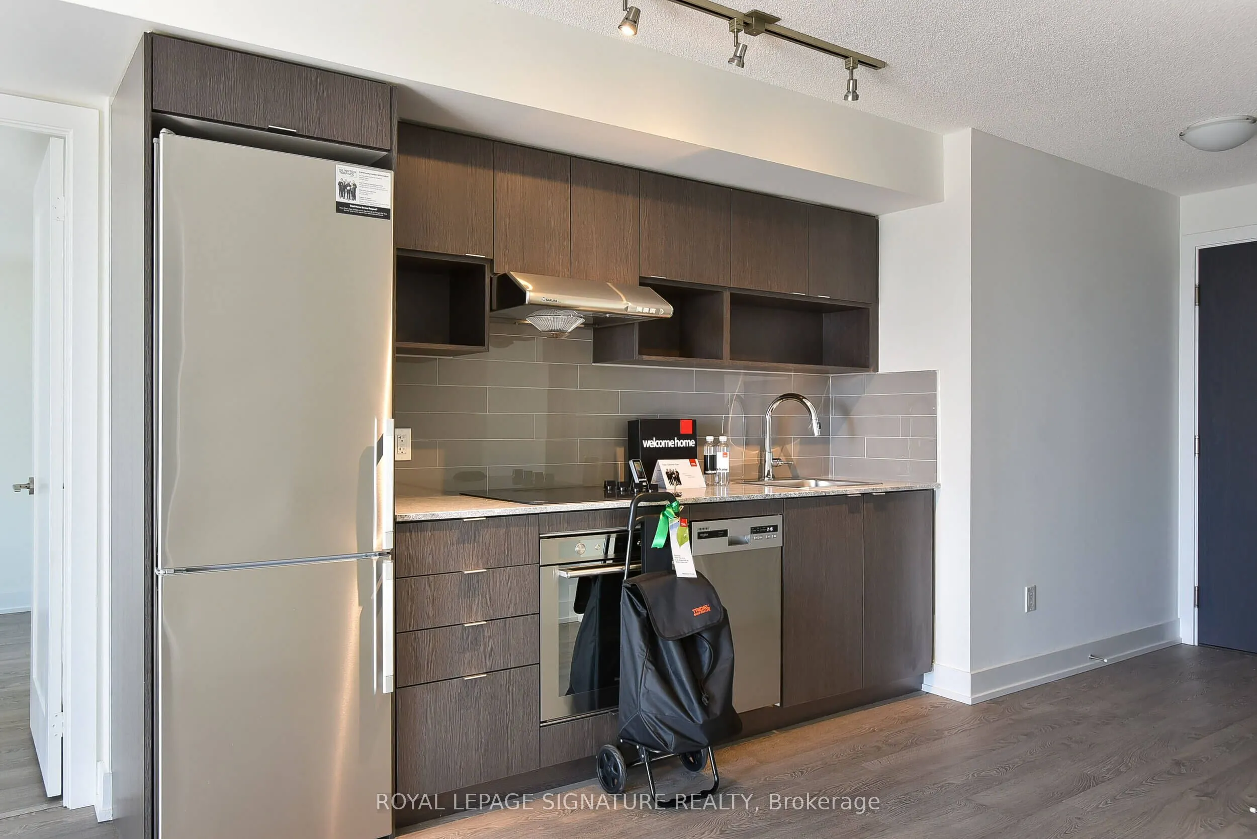 7 Mabelle Avenue, #1910