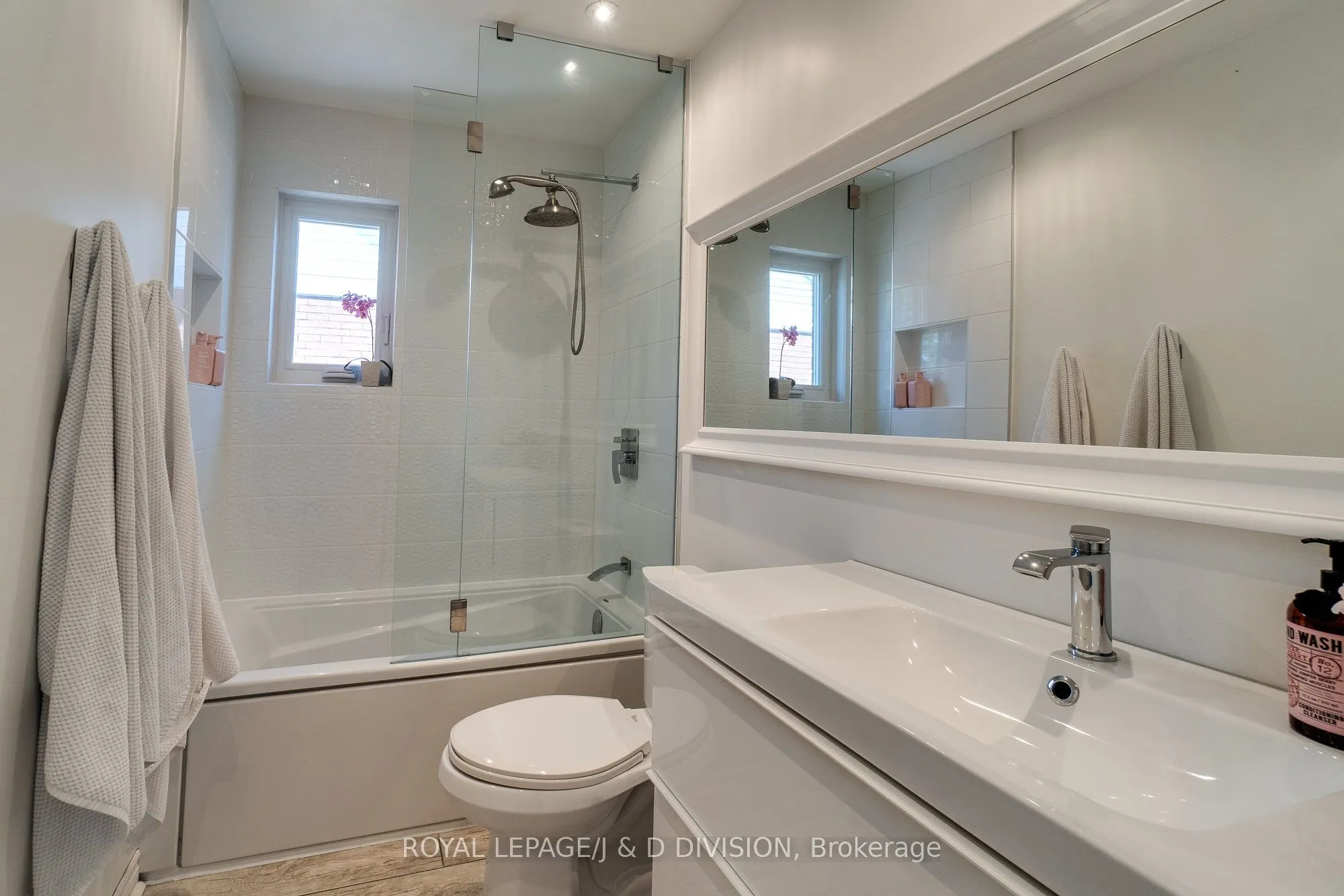 2448 Capilano Crescent