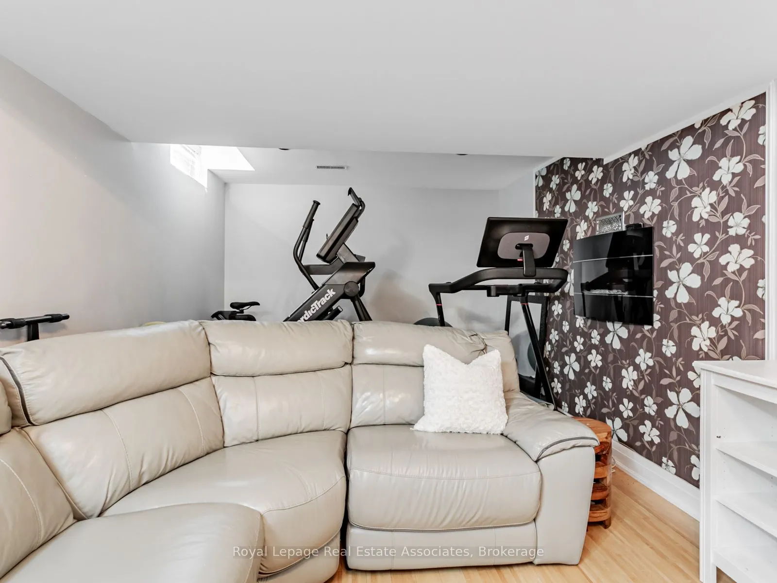 35 Glenmanor Drive