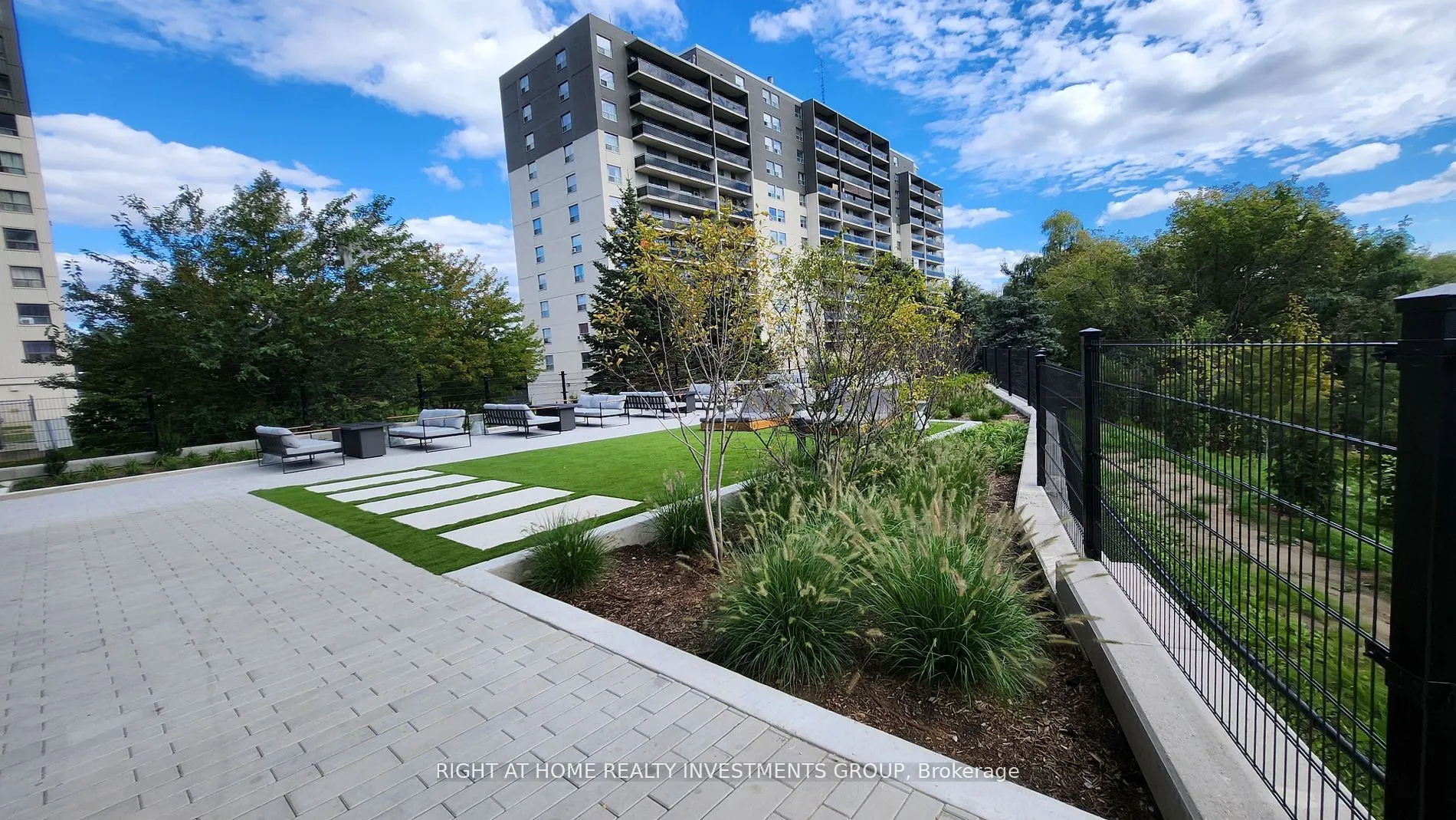 86 Dundas Street E, #424