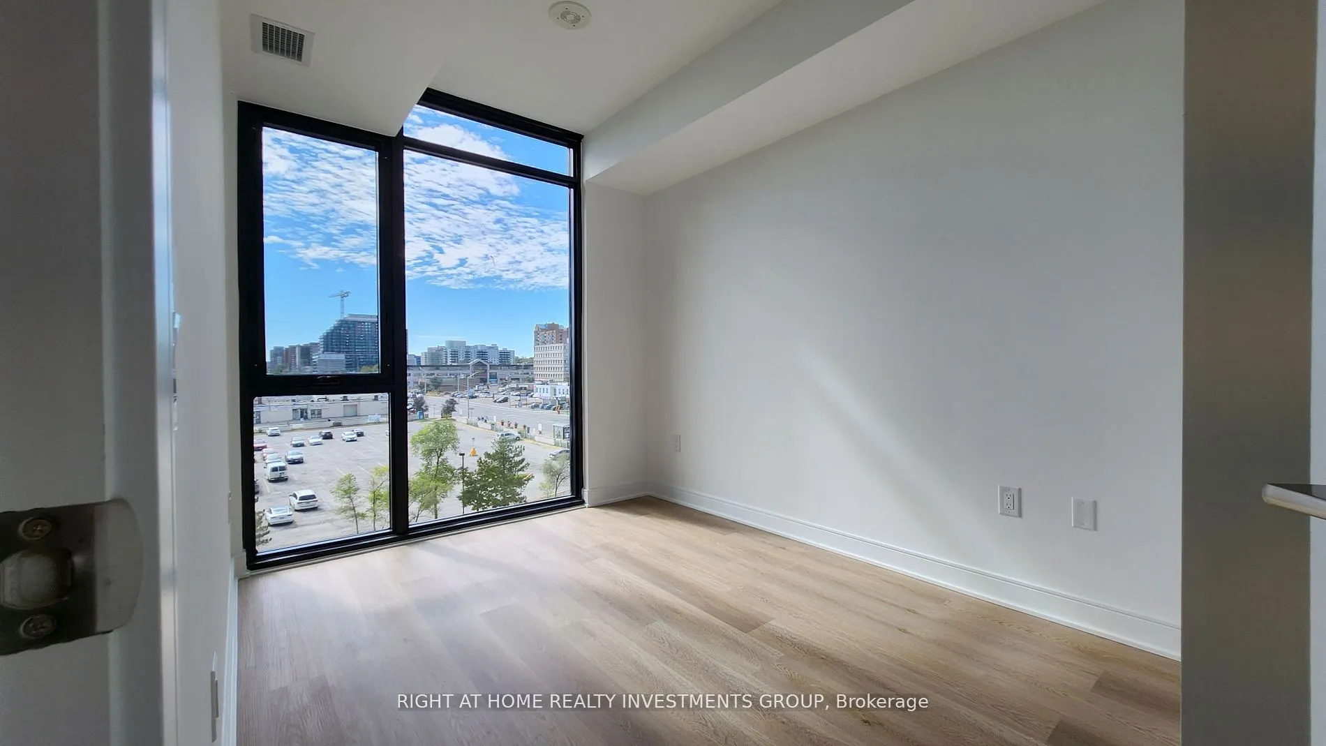 86 Dundas Street E, #424