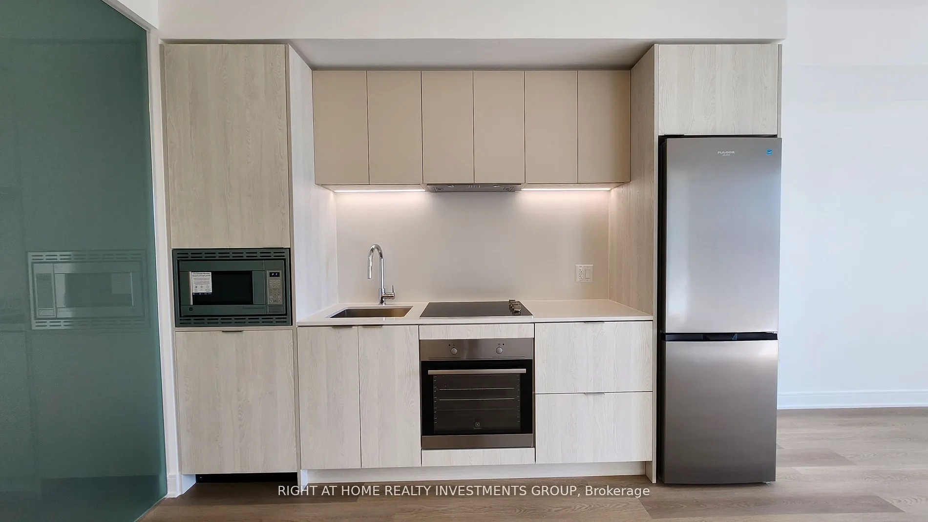 86 Dundas Street E, #424