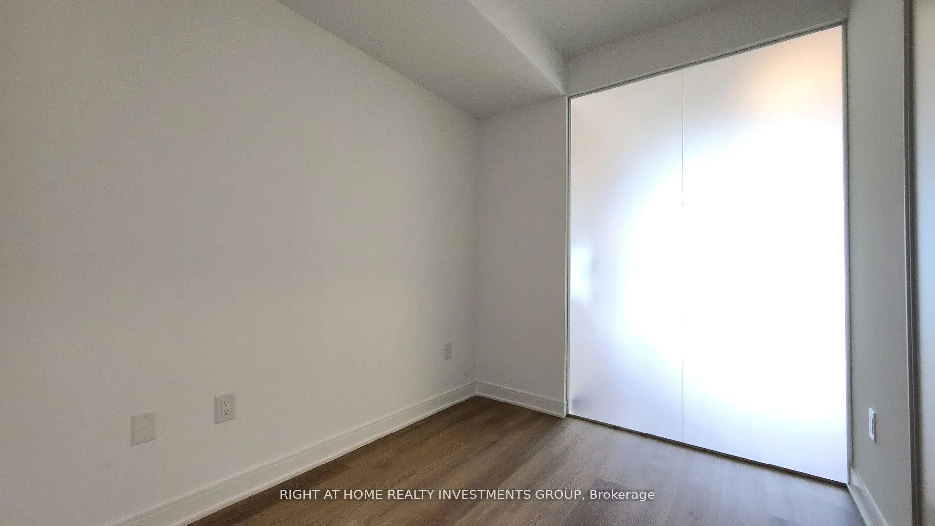 86 Dundas Street E, #424