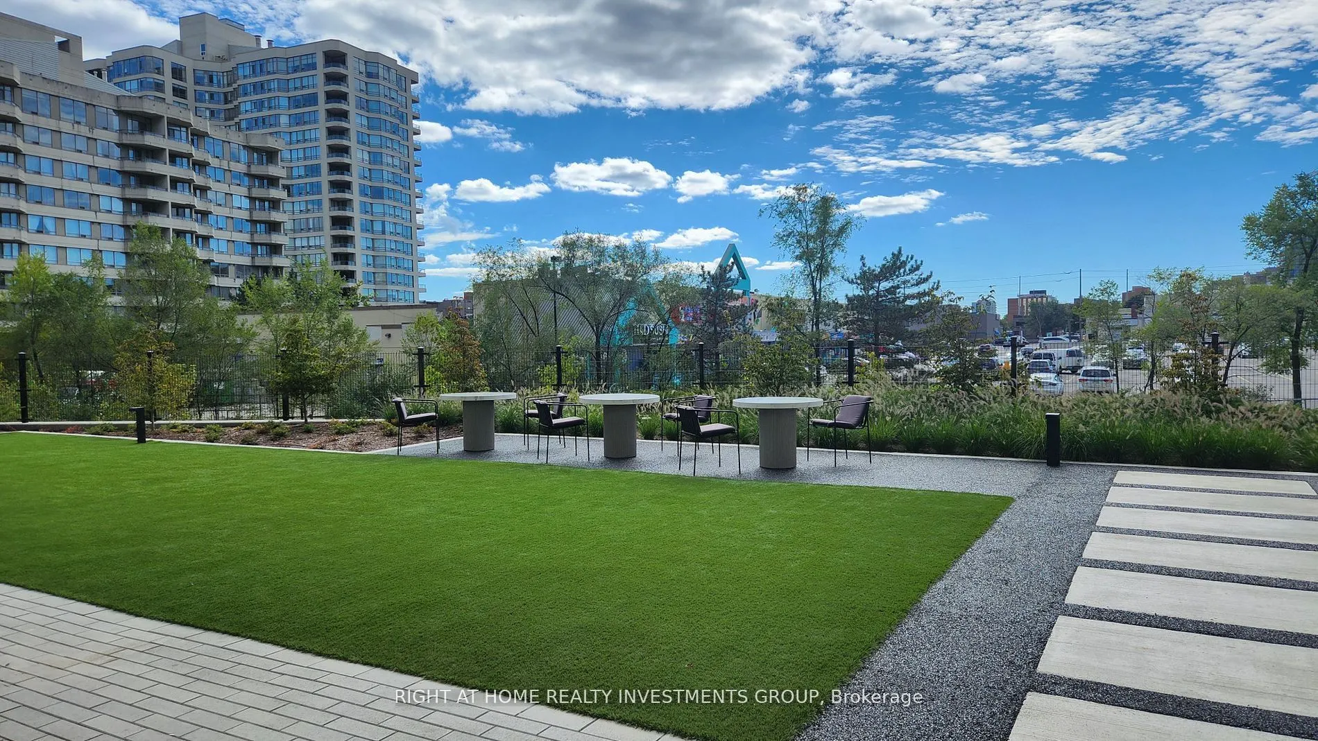 86 Dundas Street E, #424