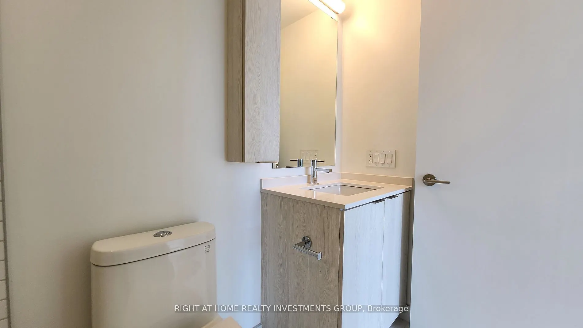86 Dundas Street E, #424