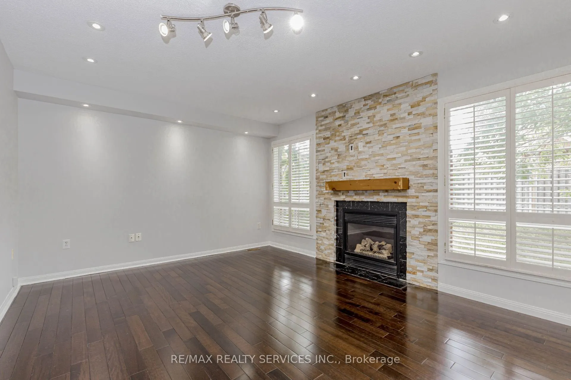 106 Narrow Valley Crescent