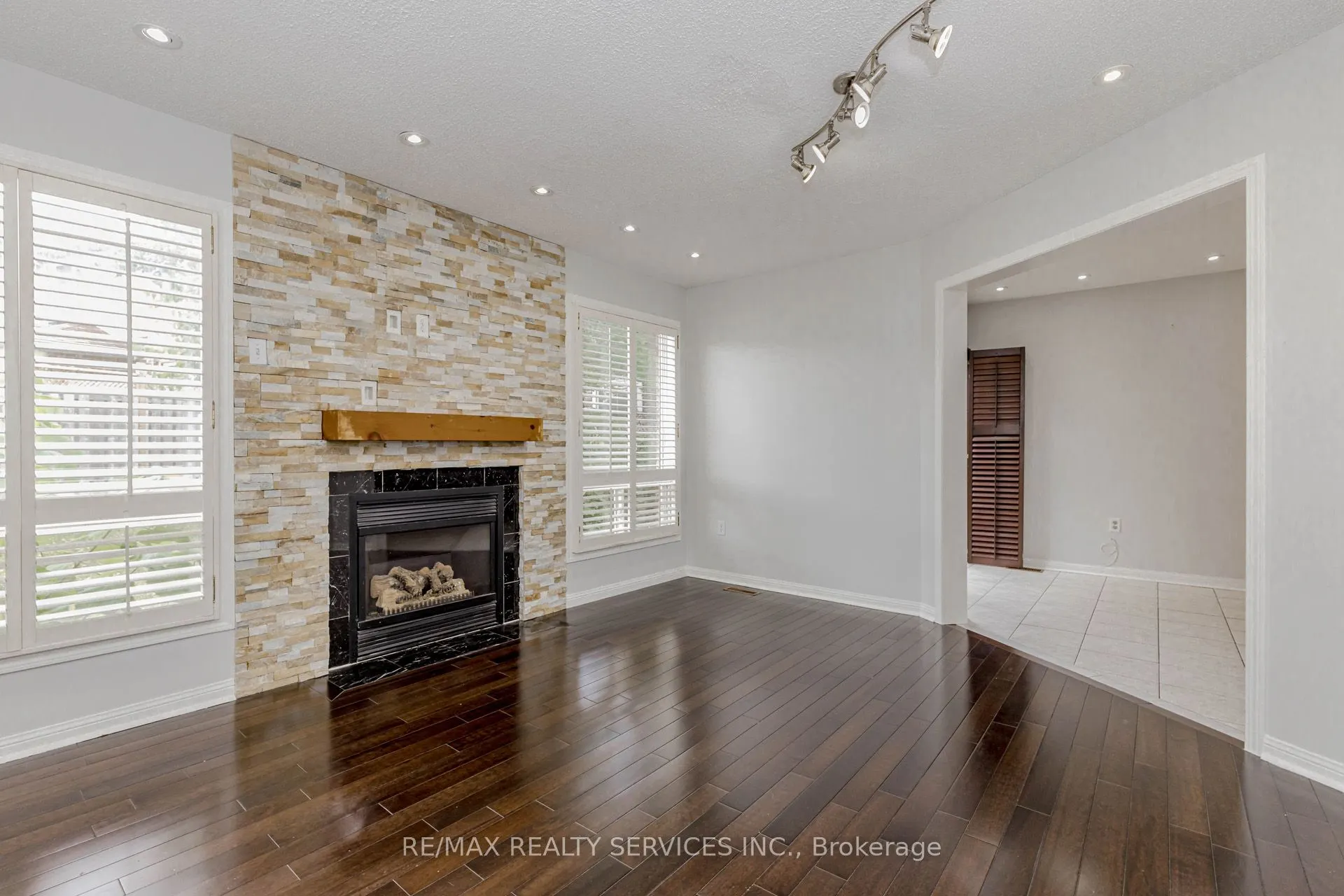 106 Narrow Valley Crescent