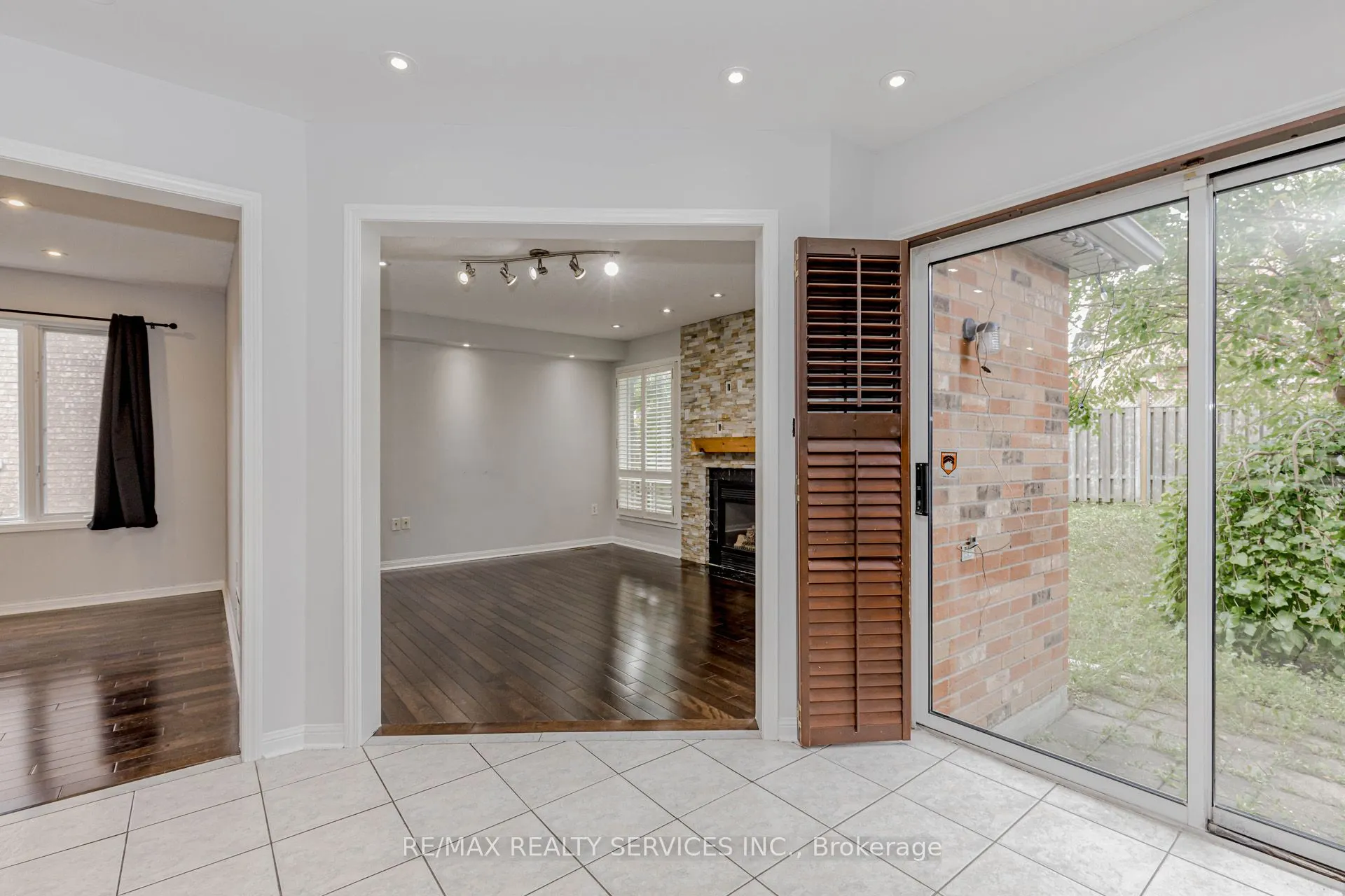 106 Narrow Valley Crescent