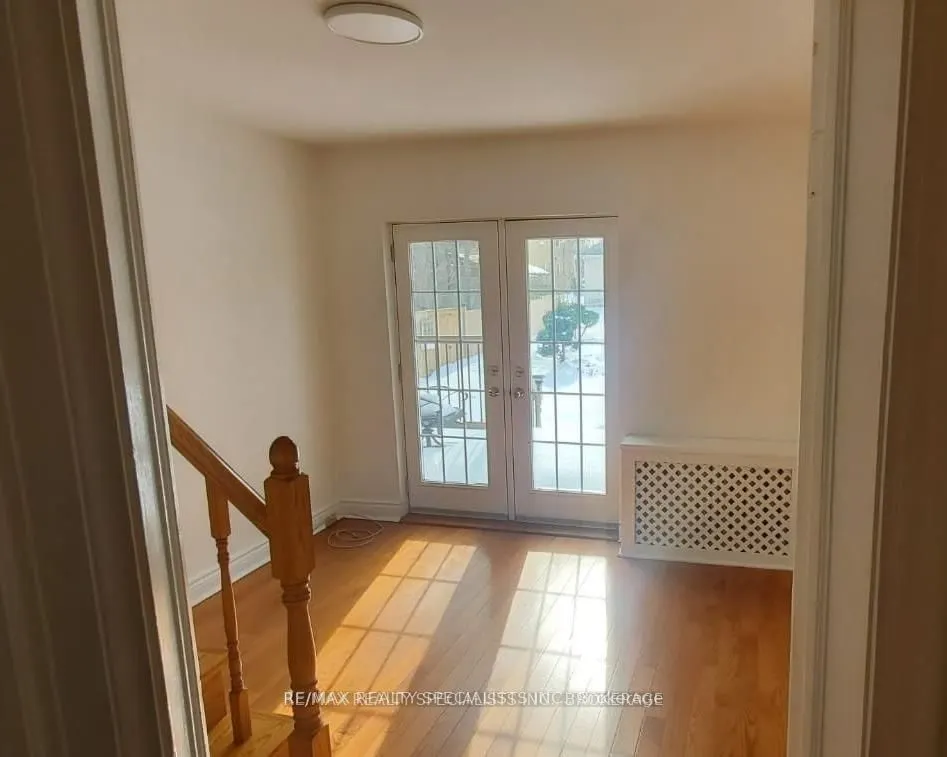 10 Maple Avenue S