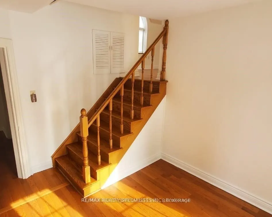 10 Maple Avenue S