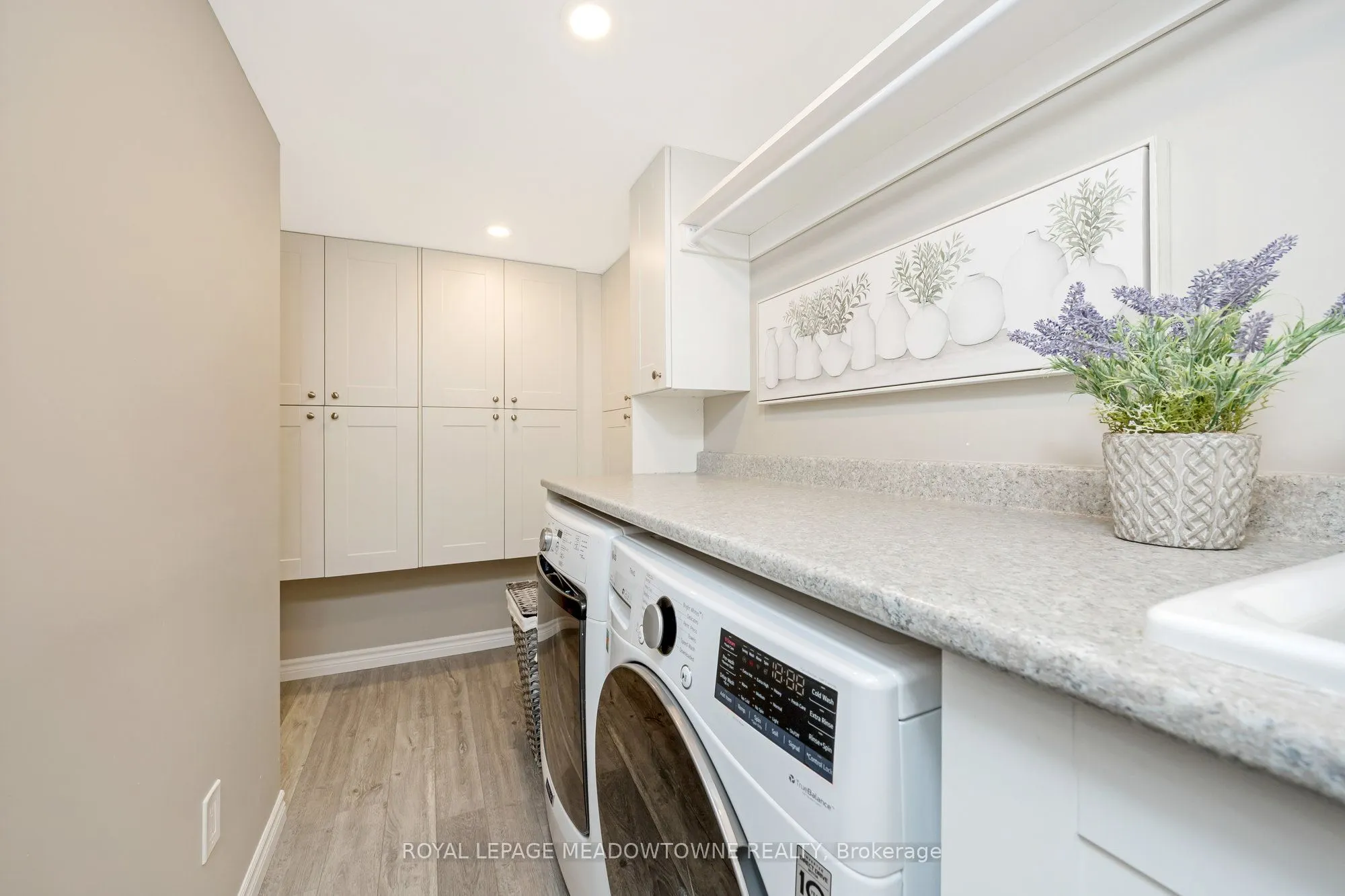 561 Hawthorne Crescent