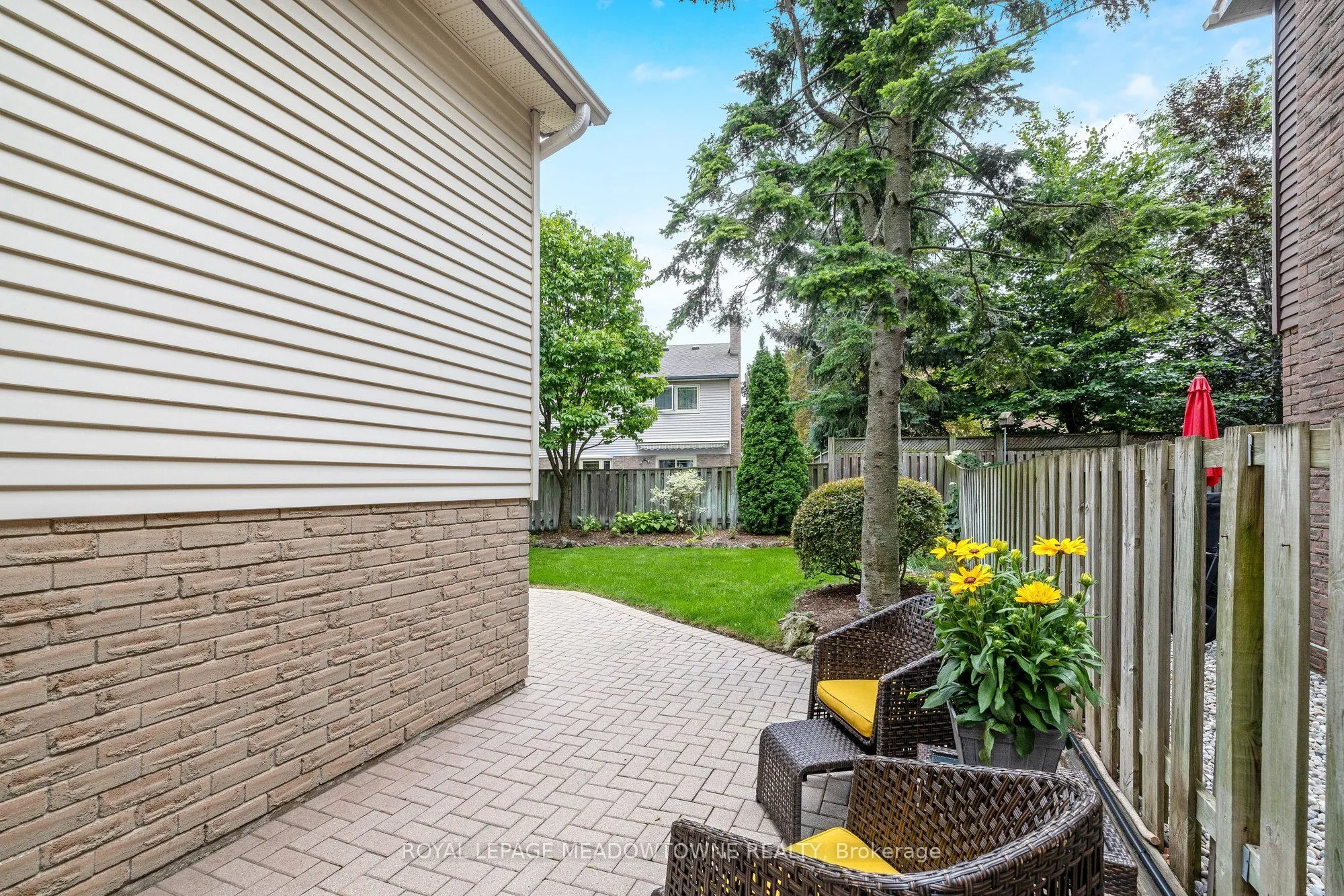 561 Hawthorne Crescent