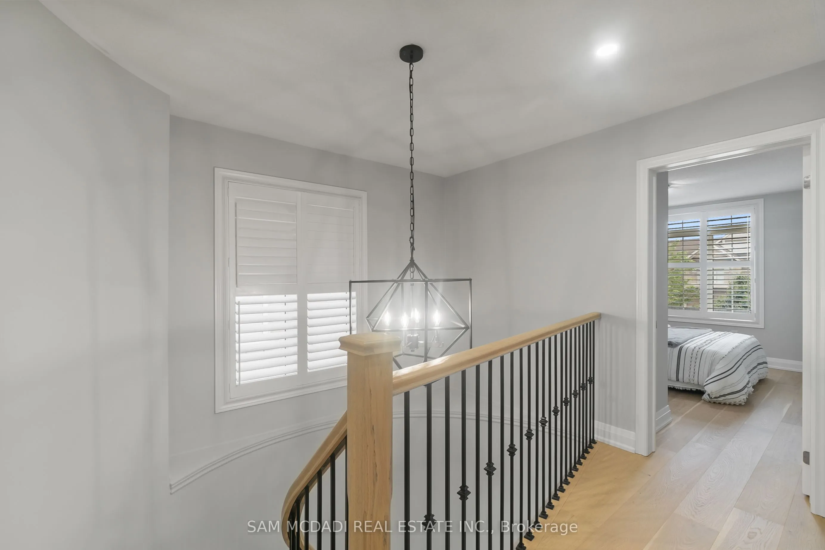573 Settlers Road W