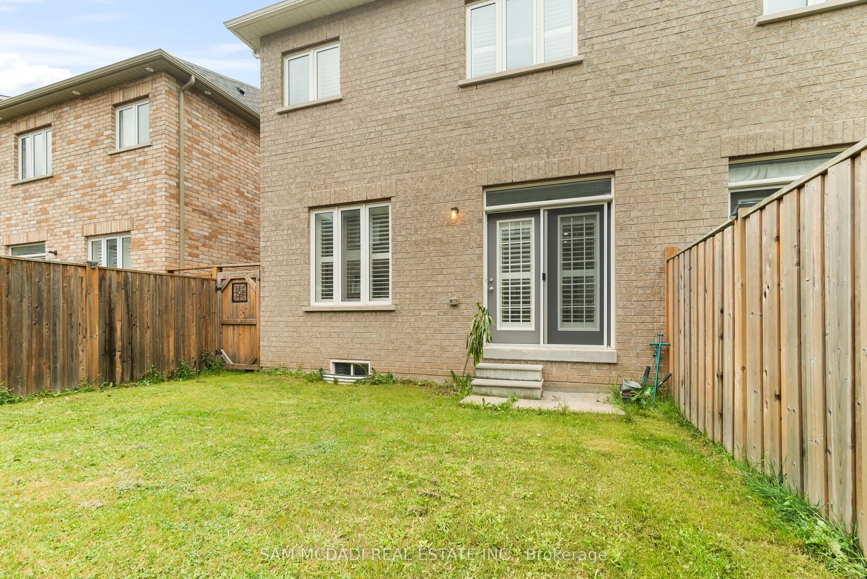 573 Settlers Road W