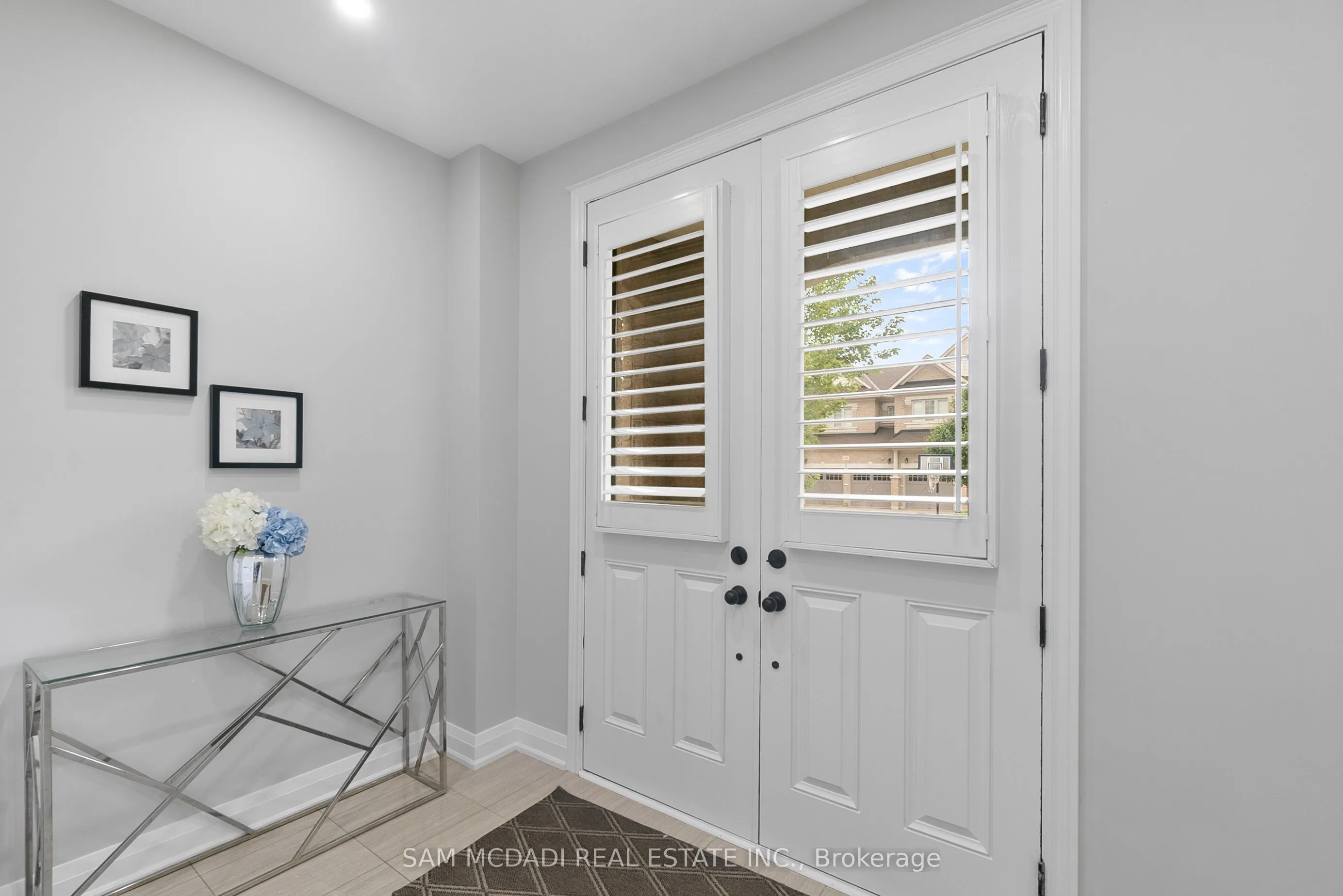 573 Settlers Road W