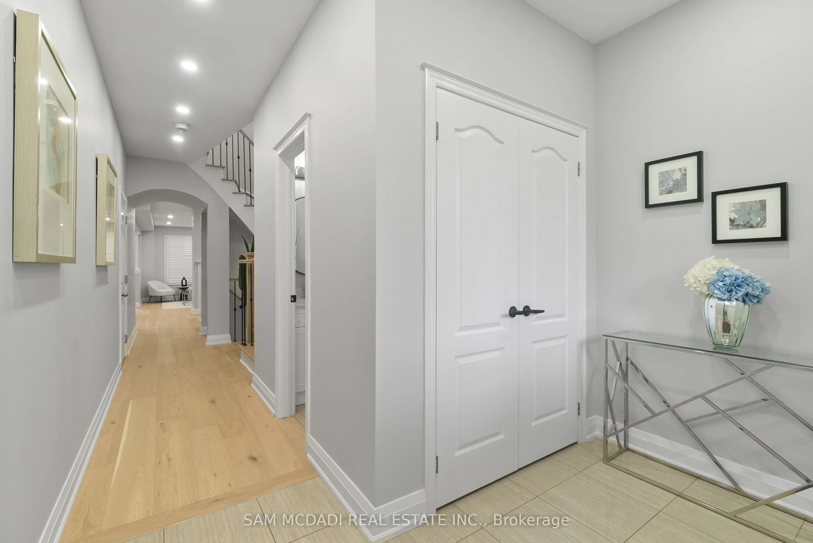 573 Settlers Road W