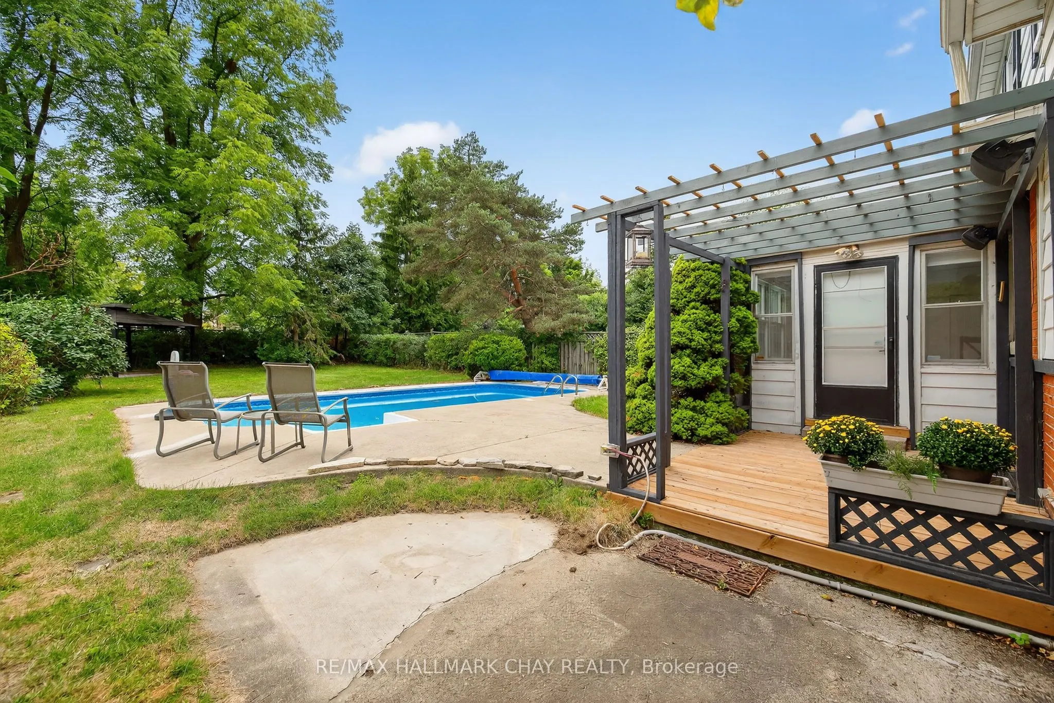 33 Mill Street S
