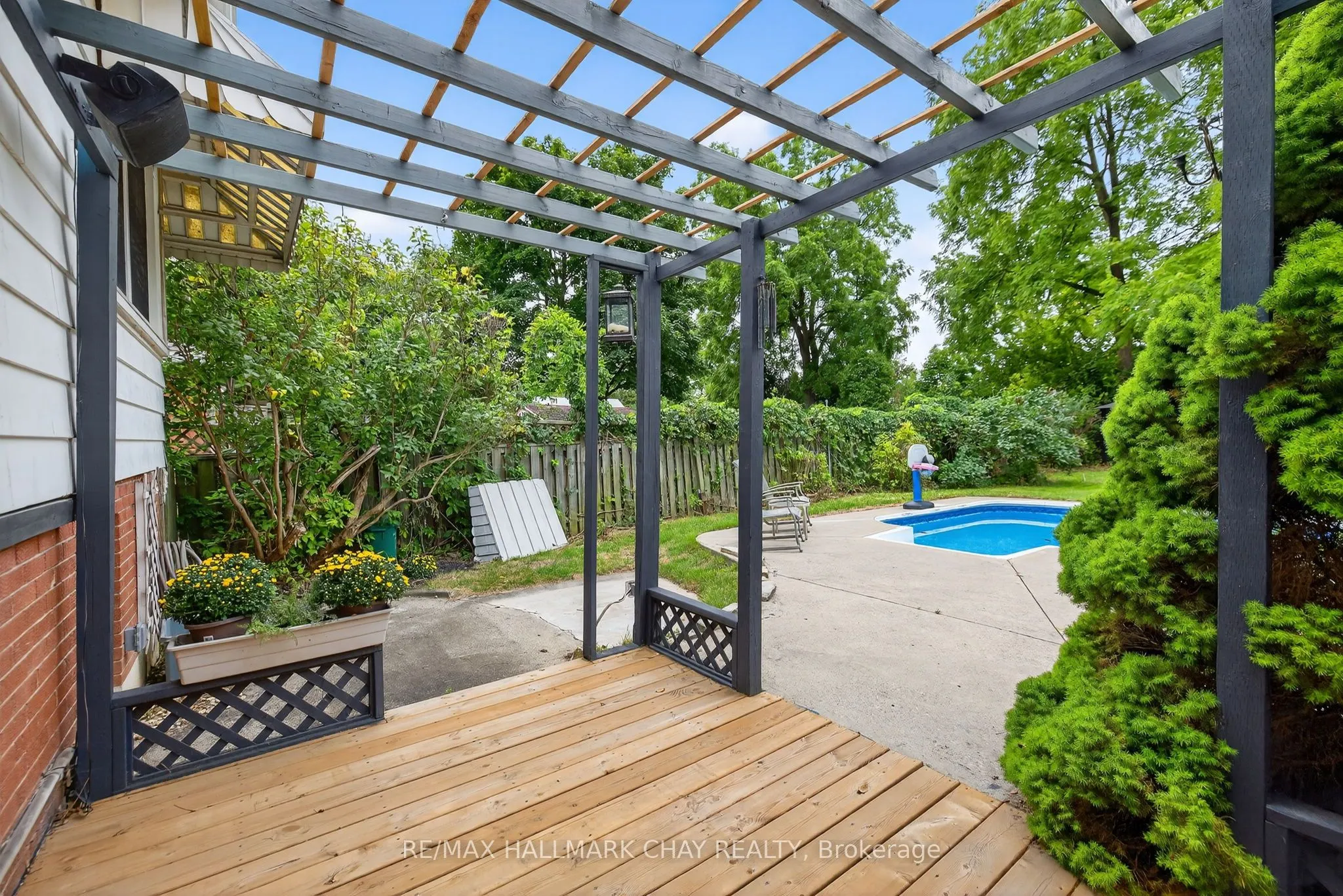 33 Mill Street S