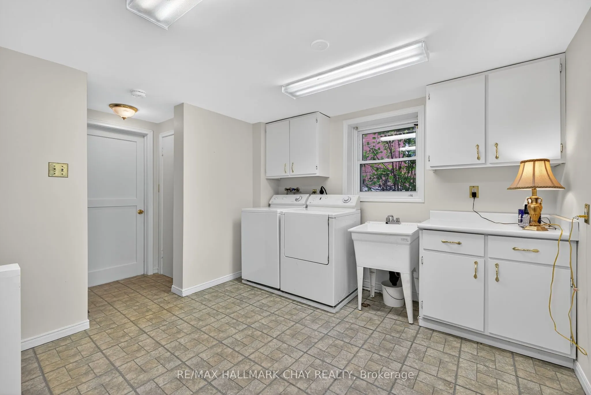 33 Mill Street S