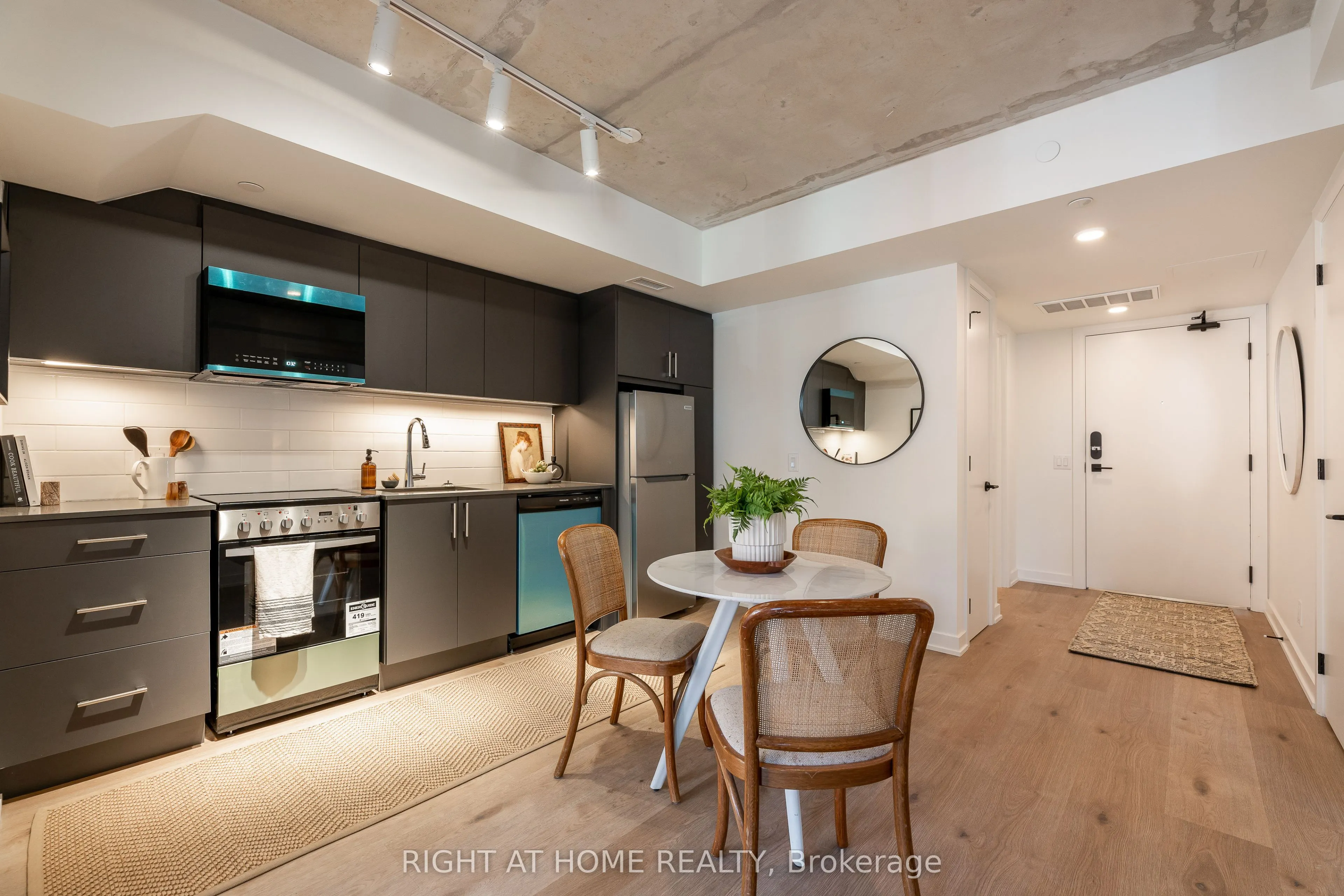 7 Fairbank Avenue W, #206