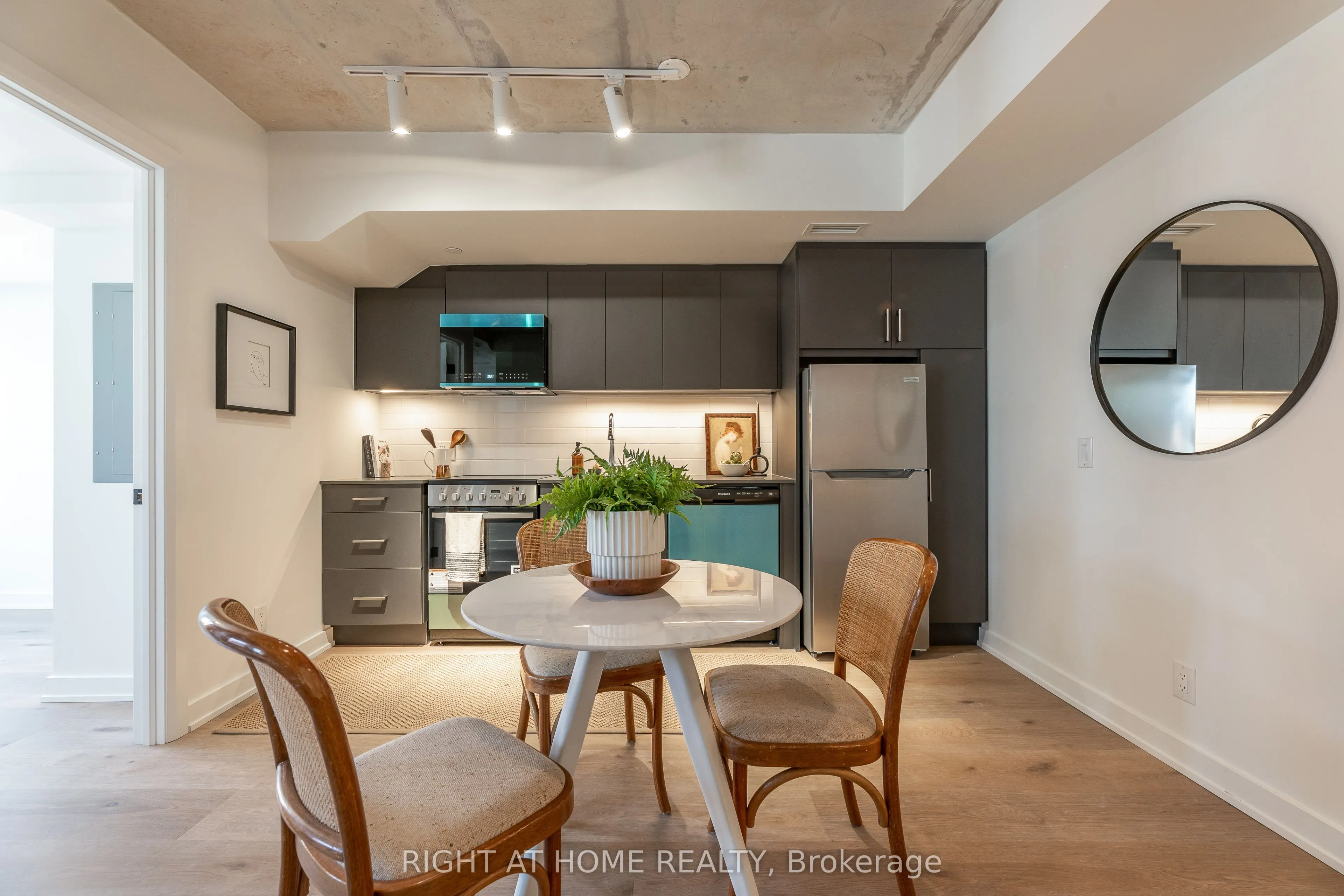 7 Fairbank Avenue W, #206