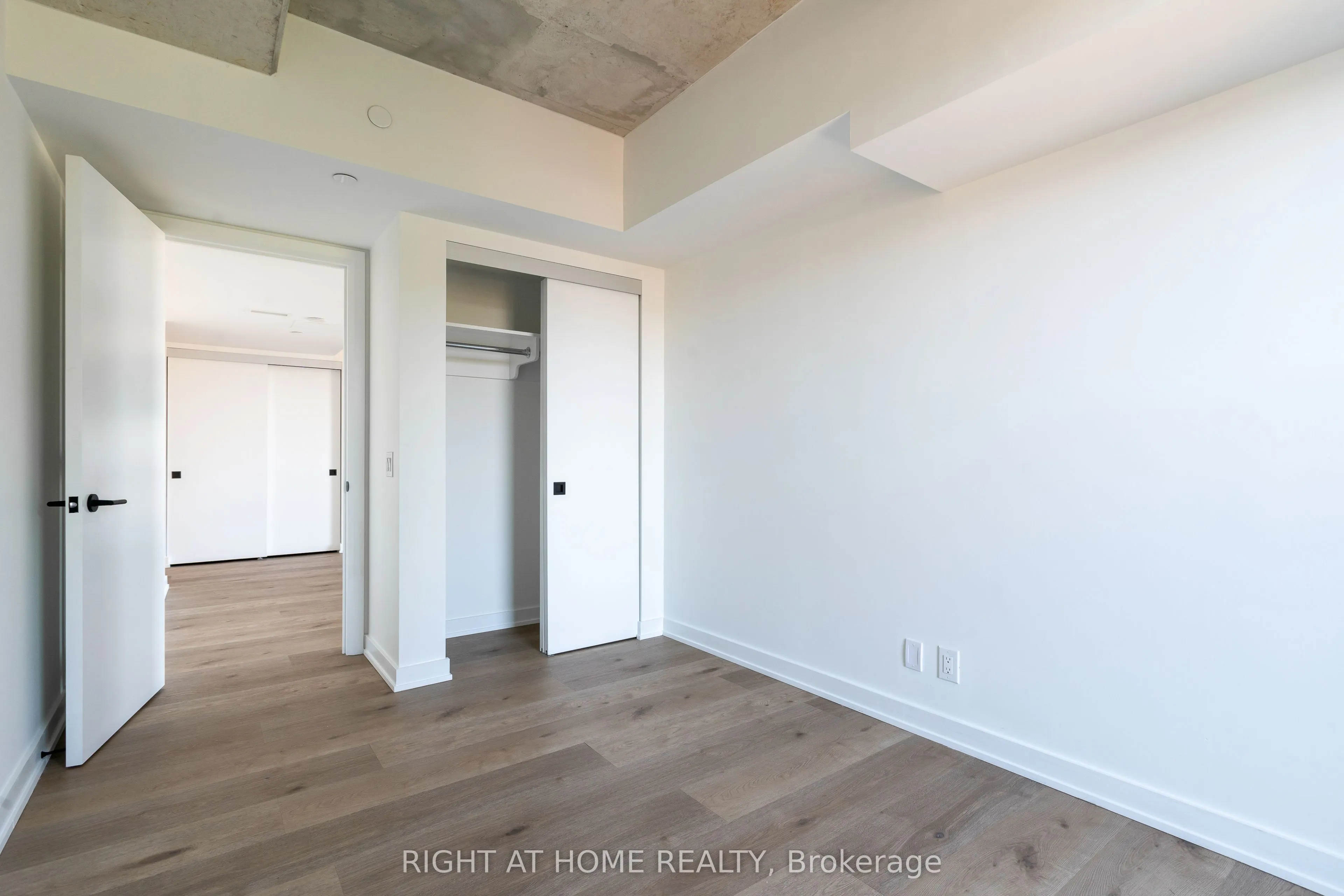 7 Fairbank Avenue W, #404