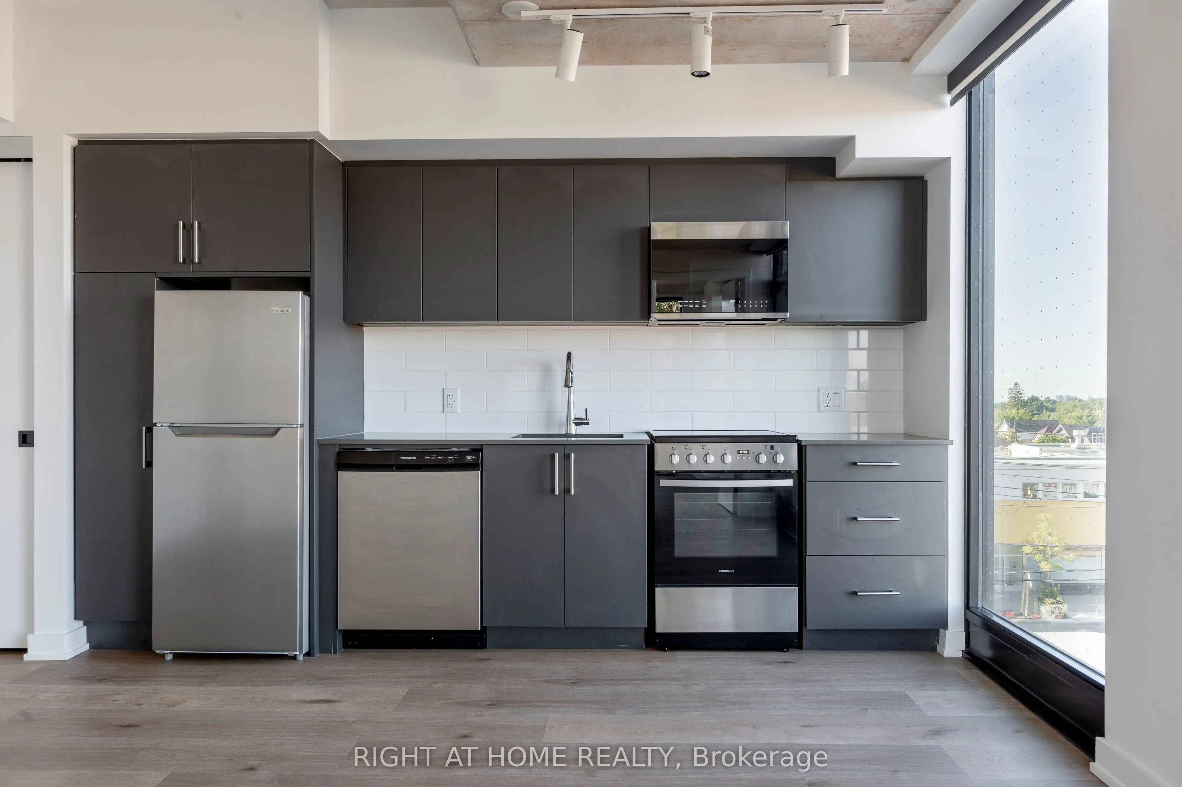 7 Fairbank Avenue W, #404