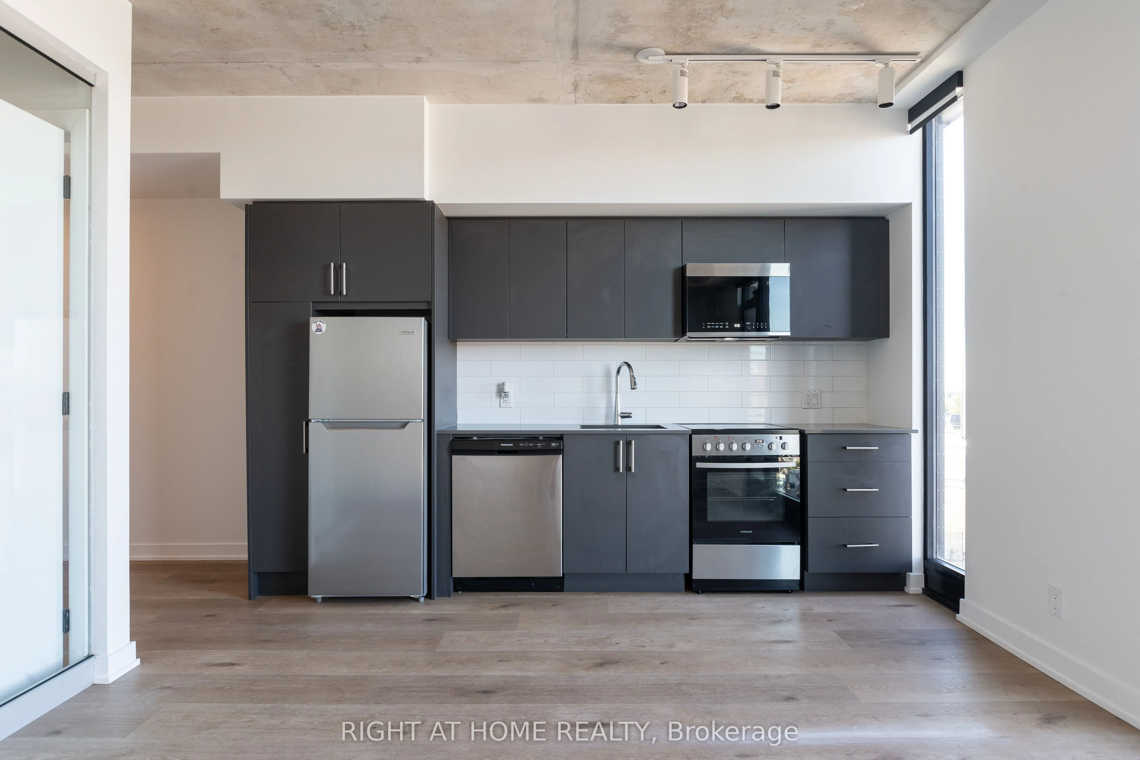 7 Fairbank Avenue W, #402
