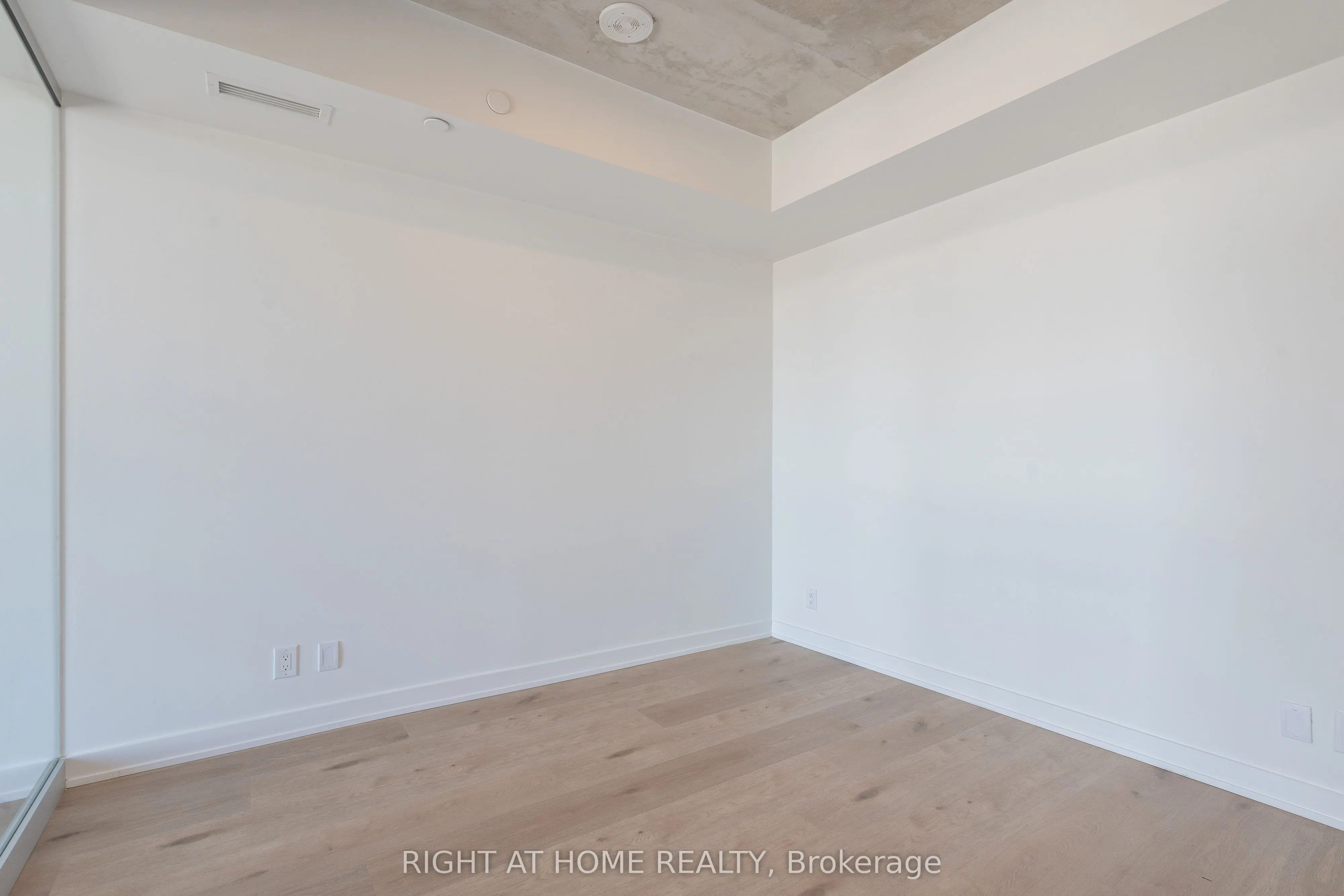7 Fairbank Avenue W, #402