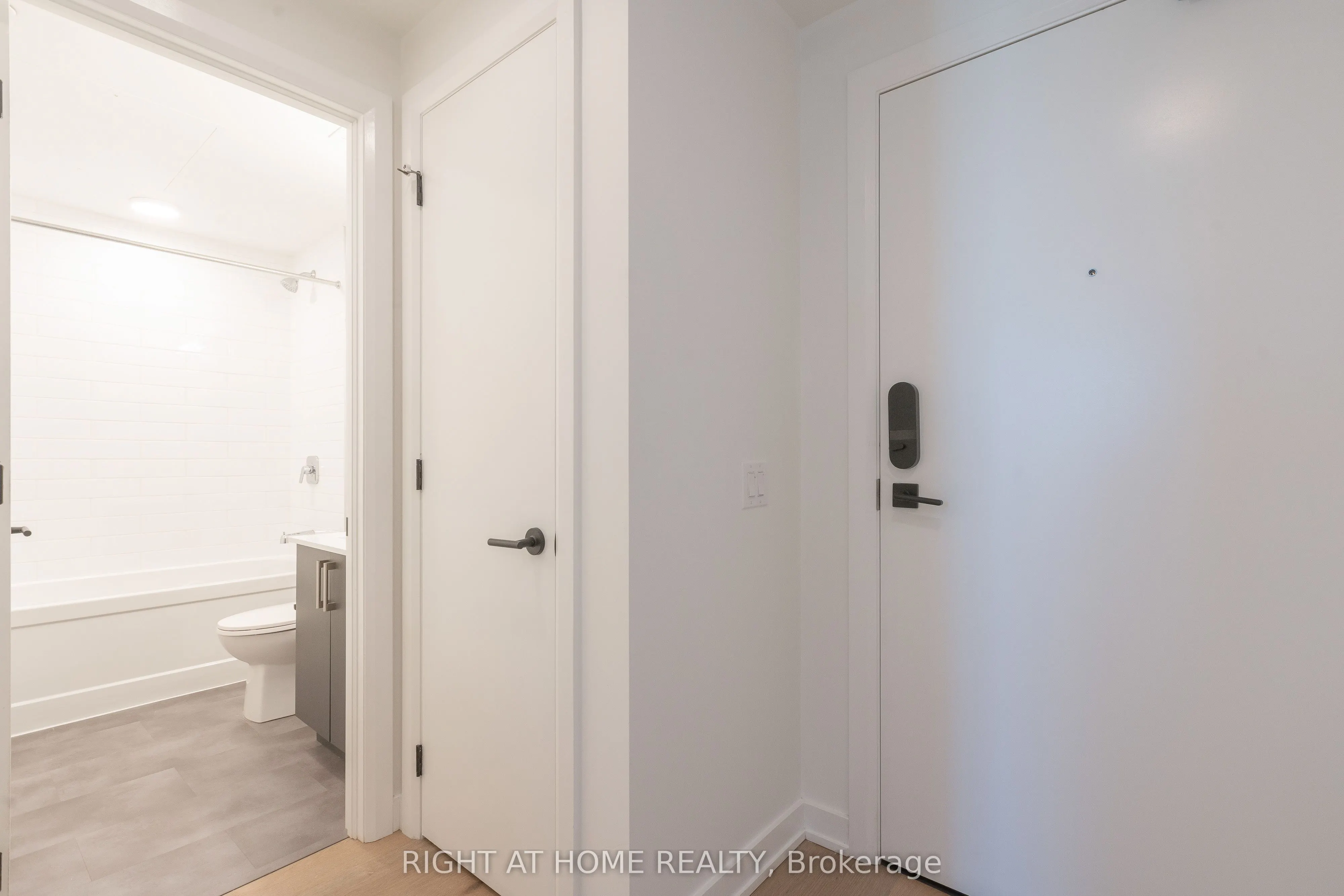 7 Fairbank Avenue W, #402