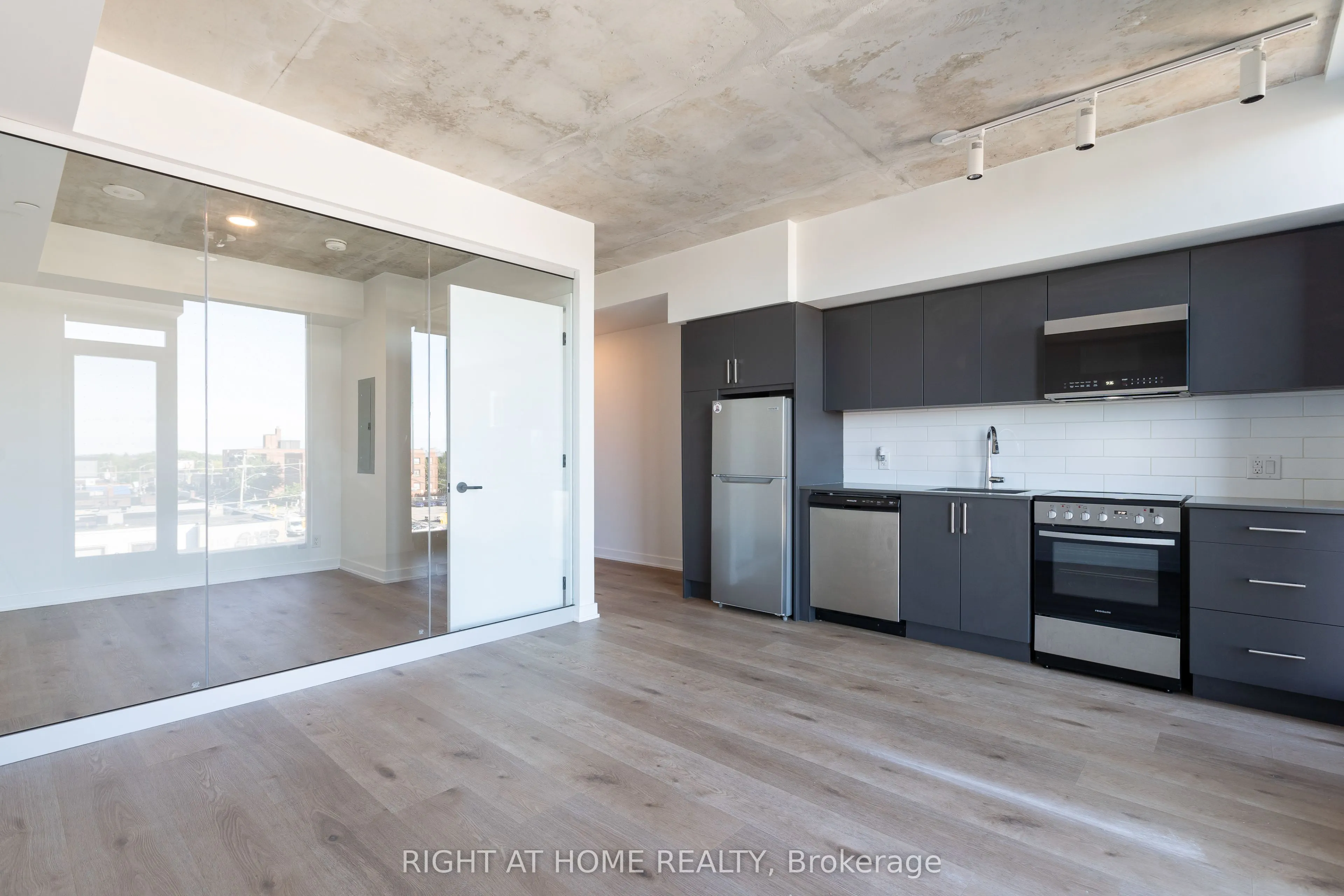 7 Fairbank Avenue W, #402
