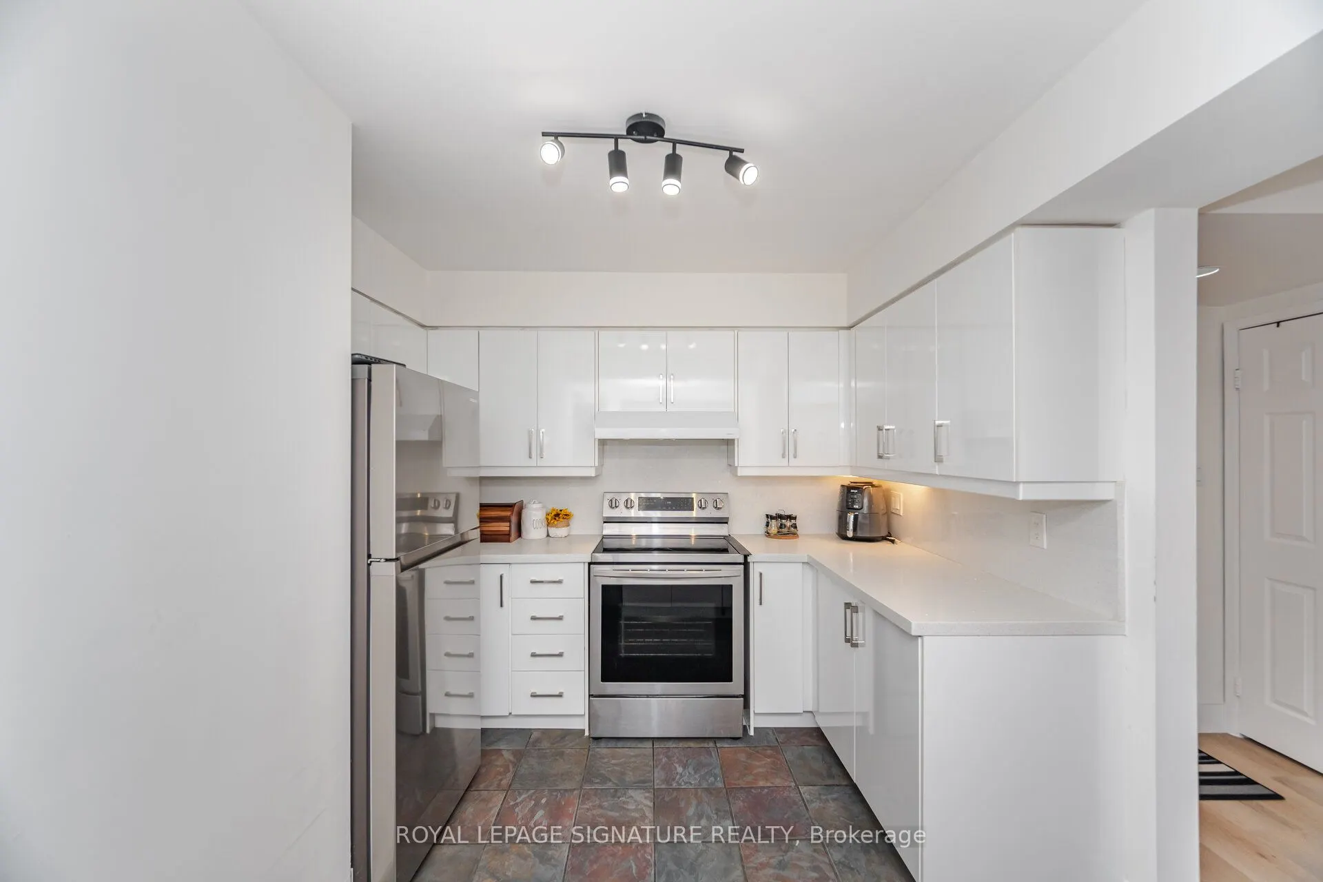 50 Eglinton Avenue W, #408