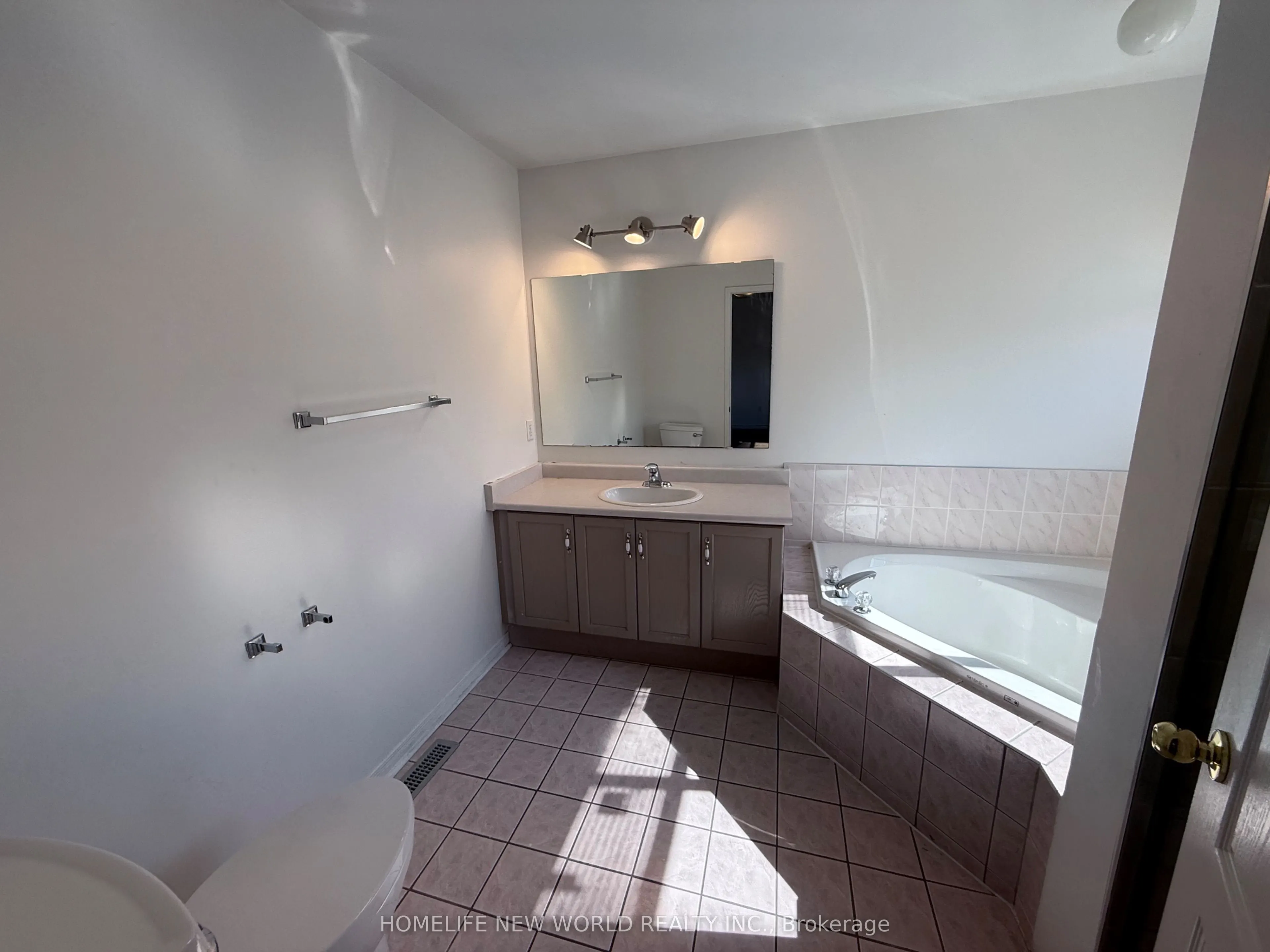 86 Jewel Crescent, #Upper