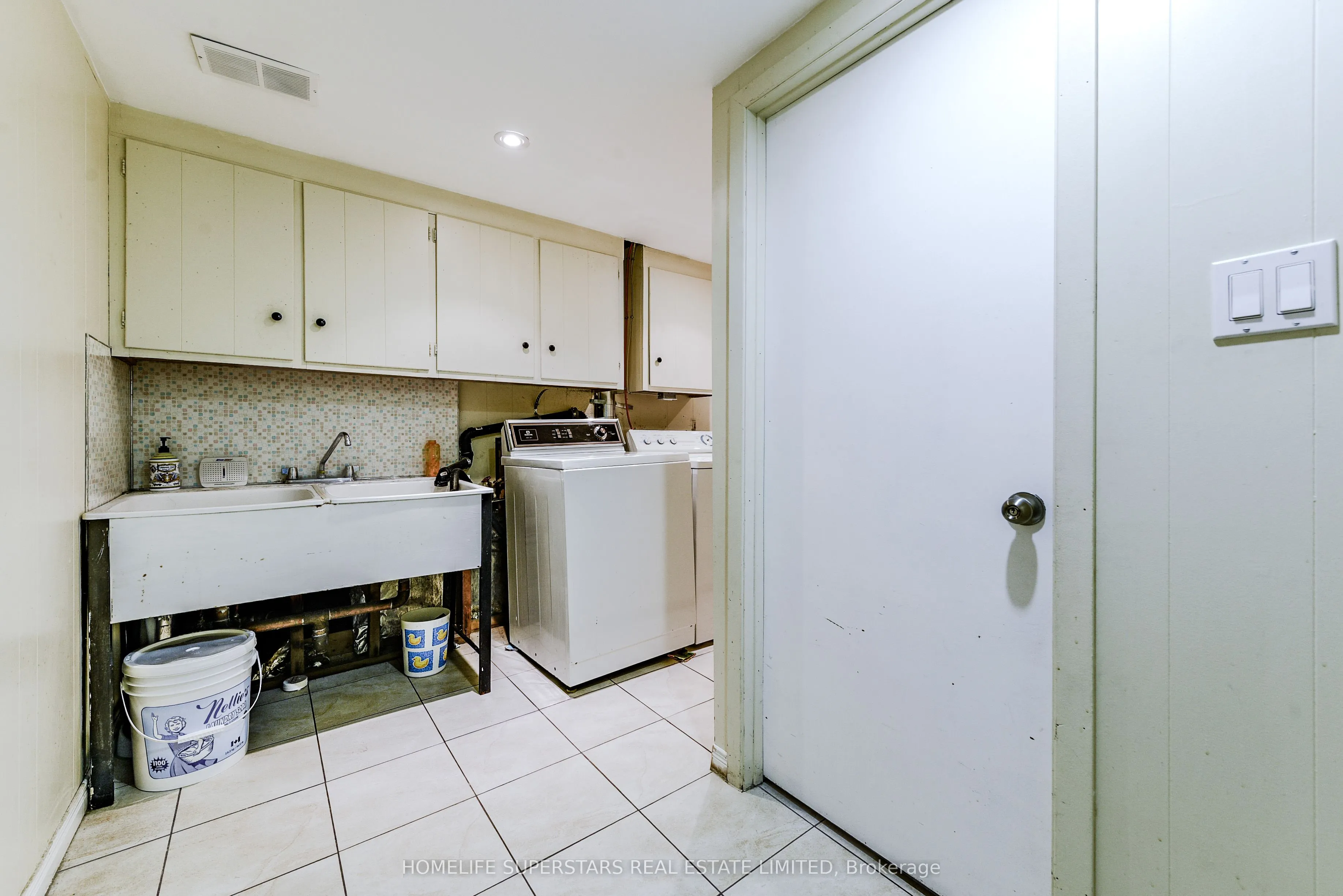 3987 Bloor Street W