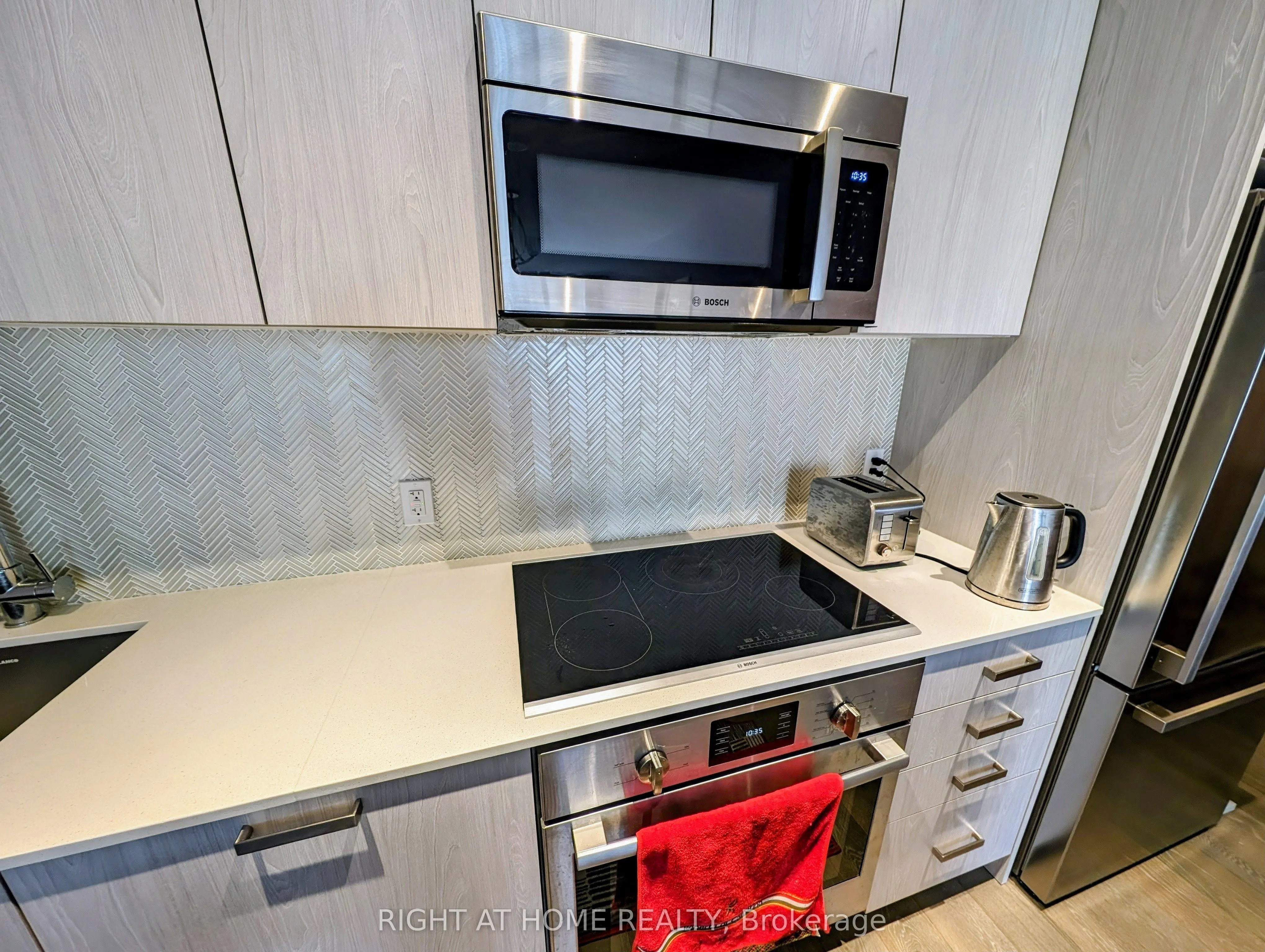 293 The Kingsway, #504