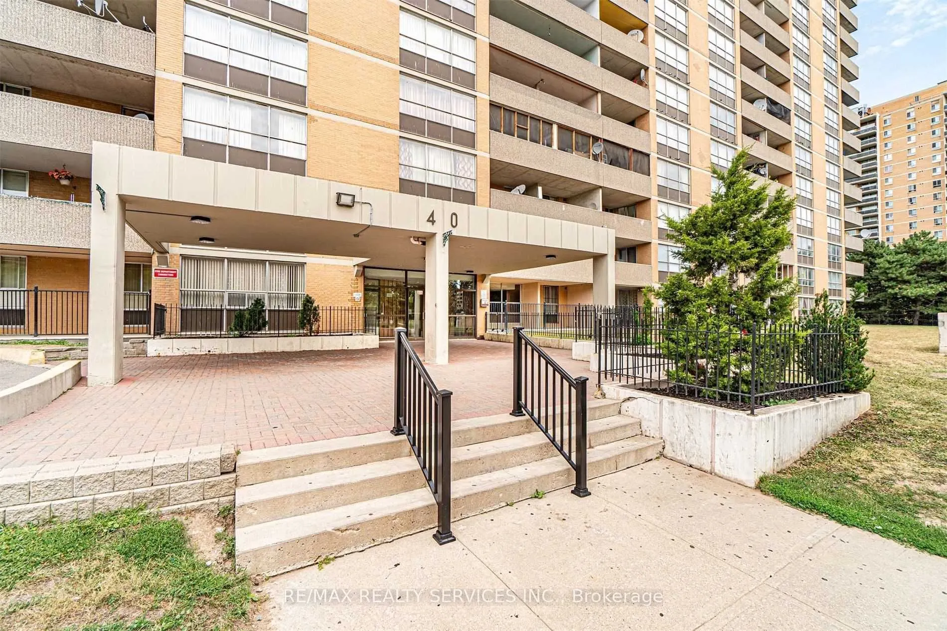 40 Panorama Court, #806