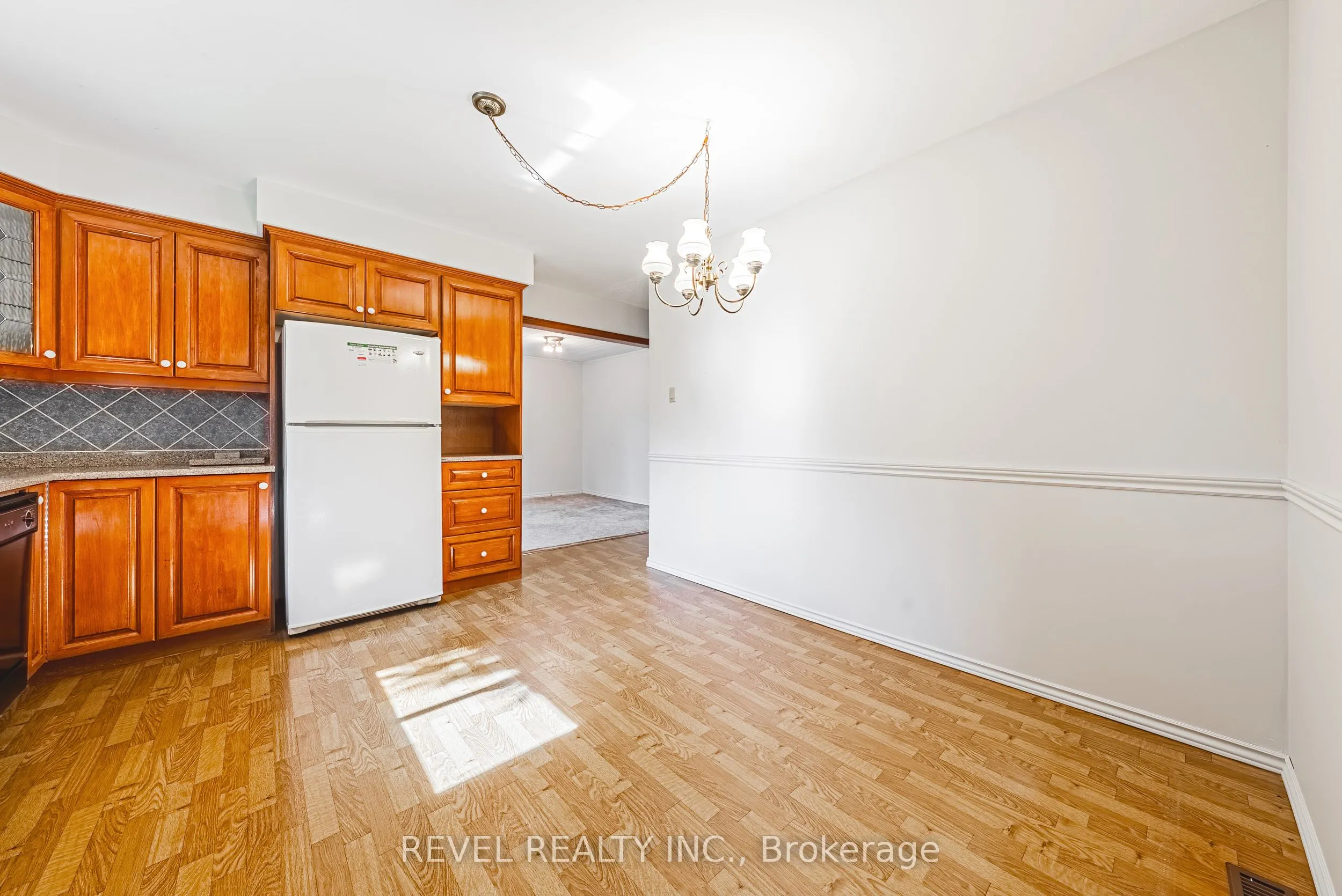 594 Moorelands Crescent