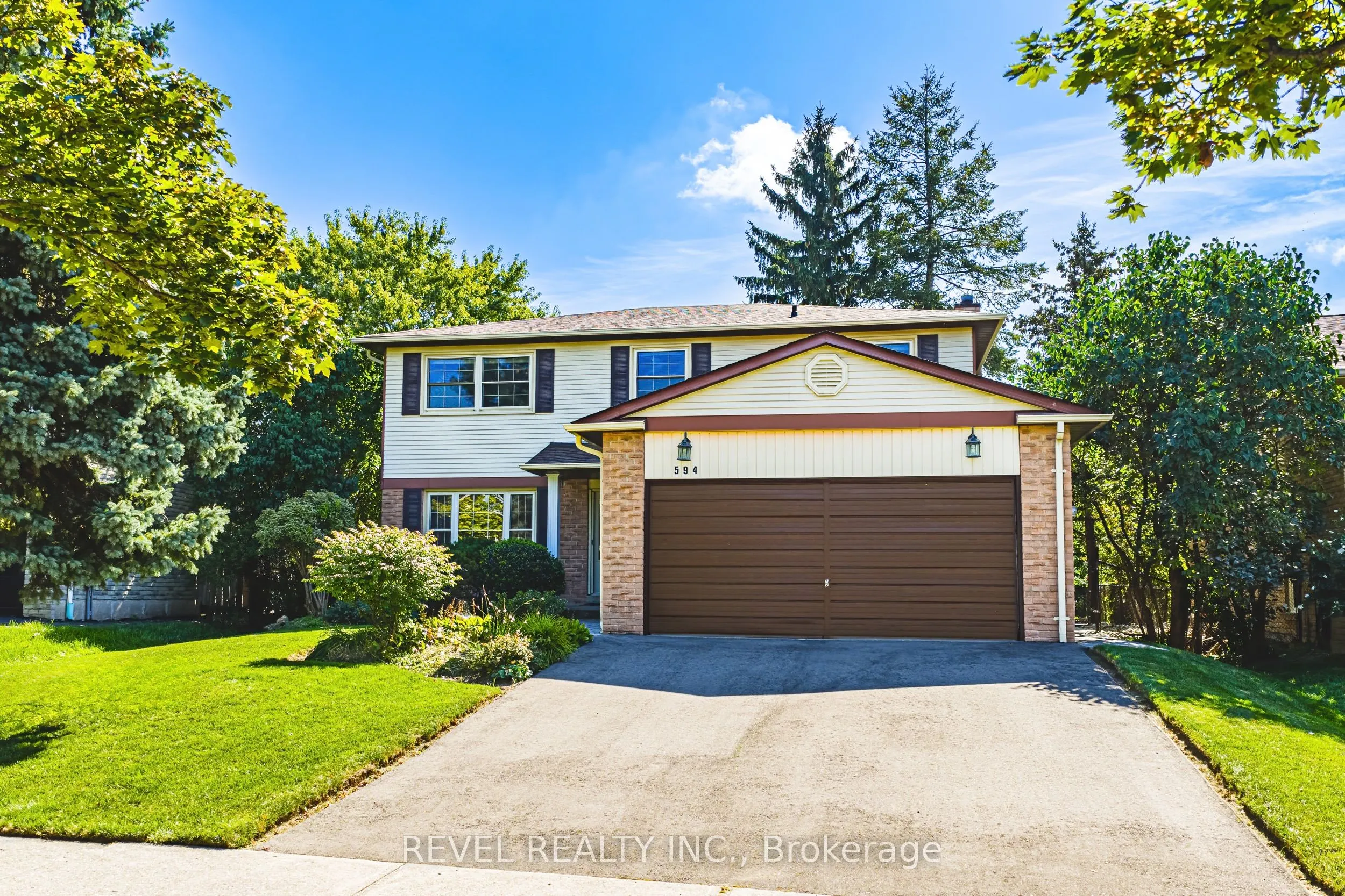 594 Moorelands Crescent