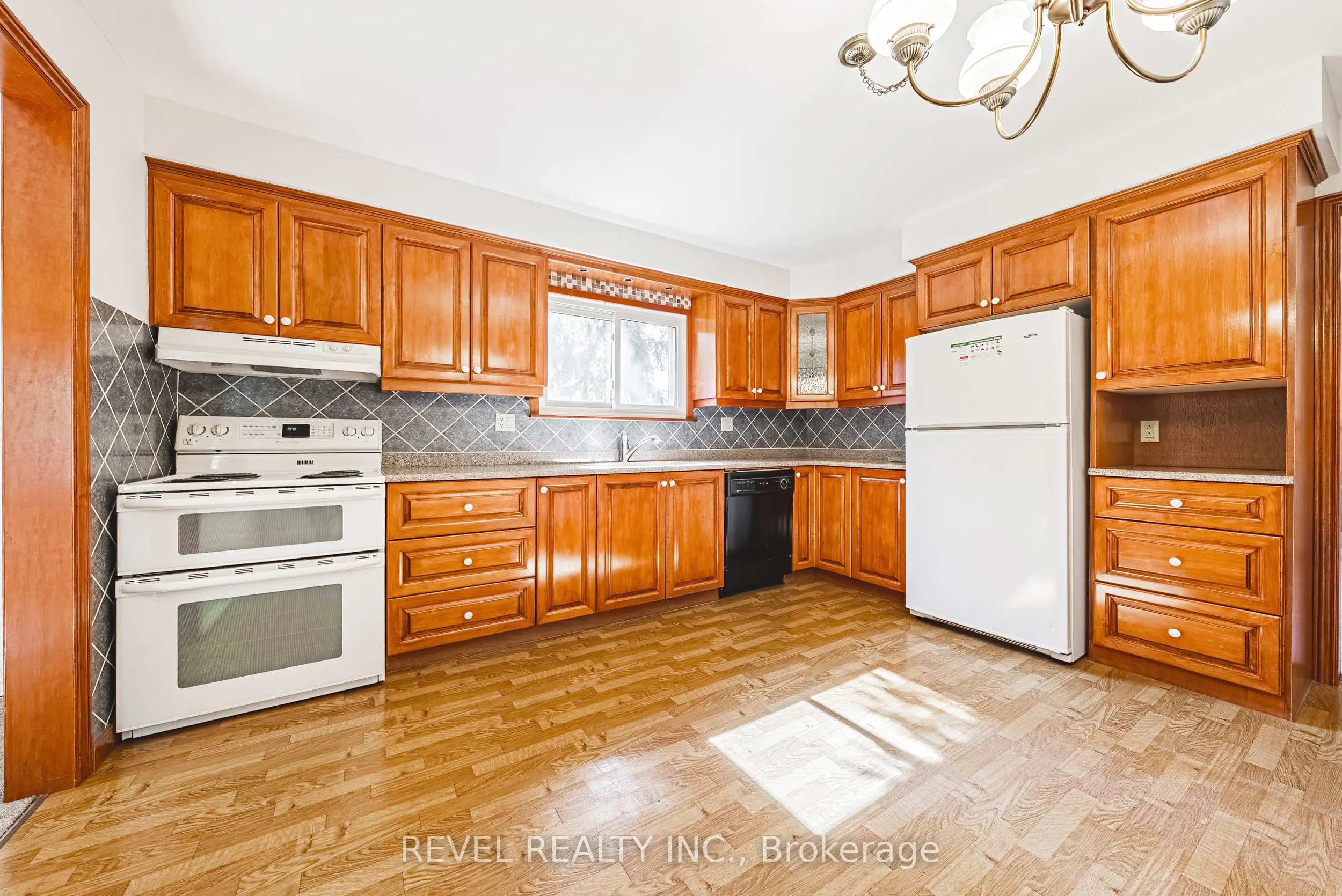 594 Moorelands Crescent